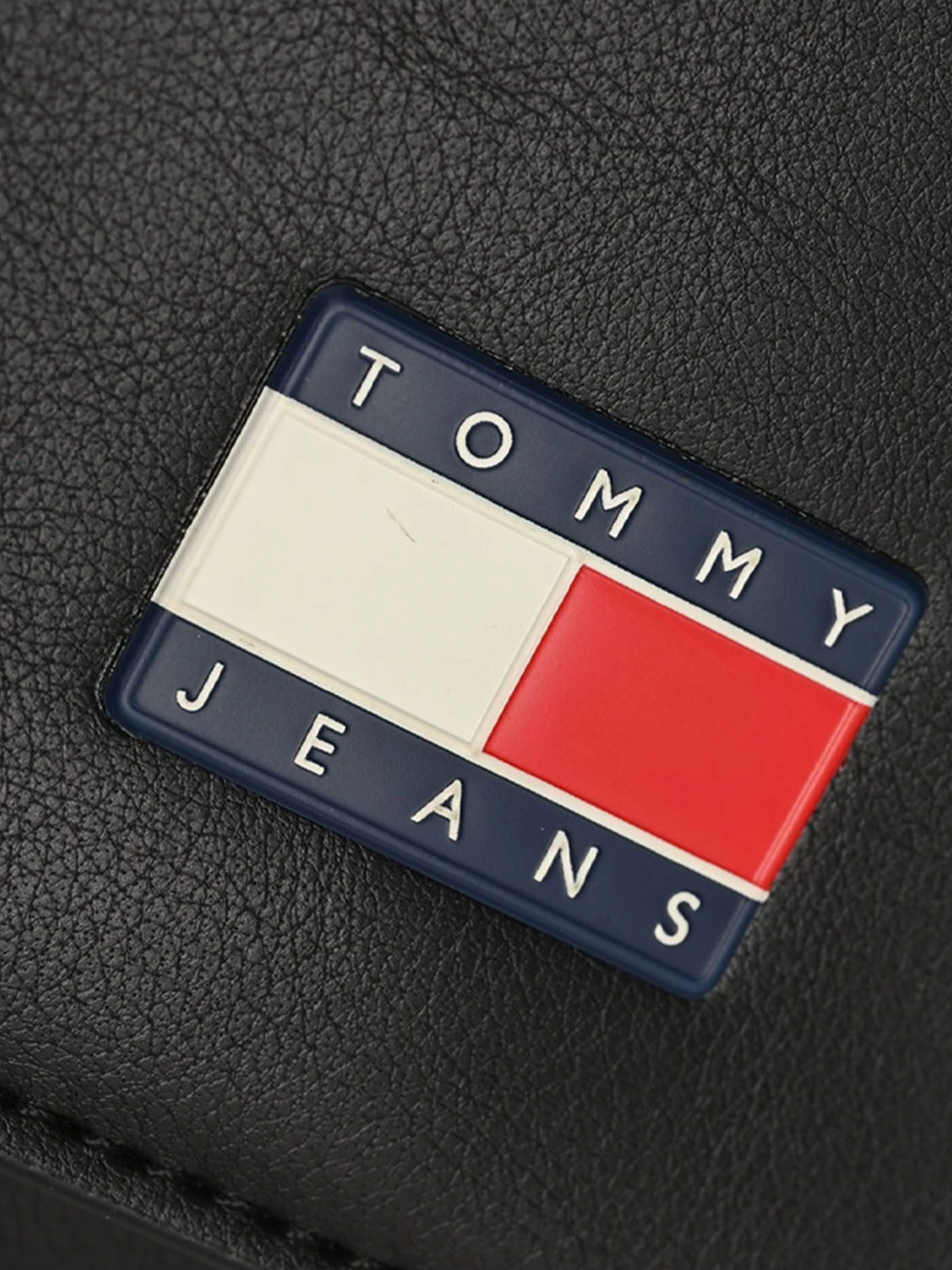 Сумки Tommy Hilfiger модель AW0AW16968-BDS Сумки Tommy Hilfiger модель AW0AW16968-BDS Фото