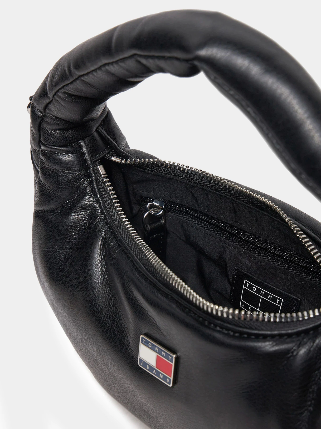 Сумки Tommy Hilfiger модель AW0AW16976-BDS Сумки Tommy Hilfiger модель AW0AW16976-BDS Фото