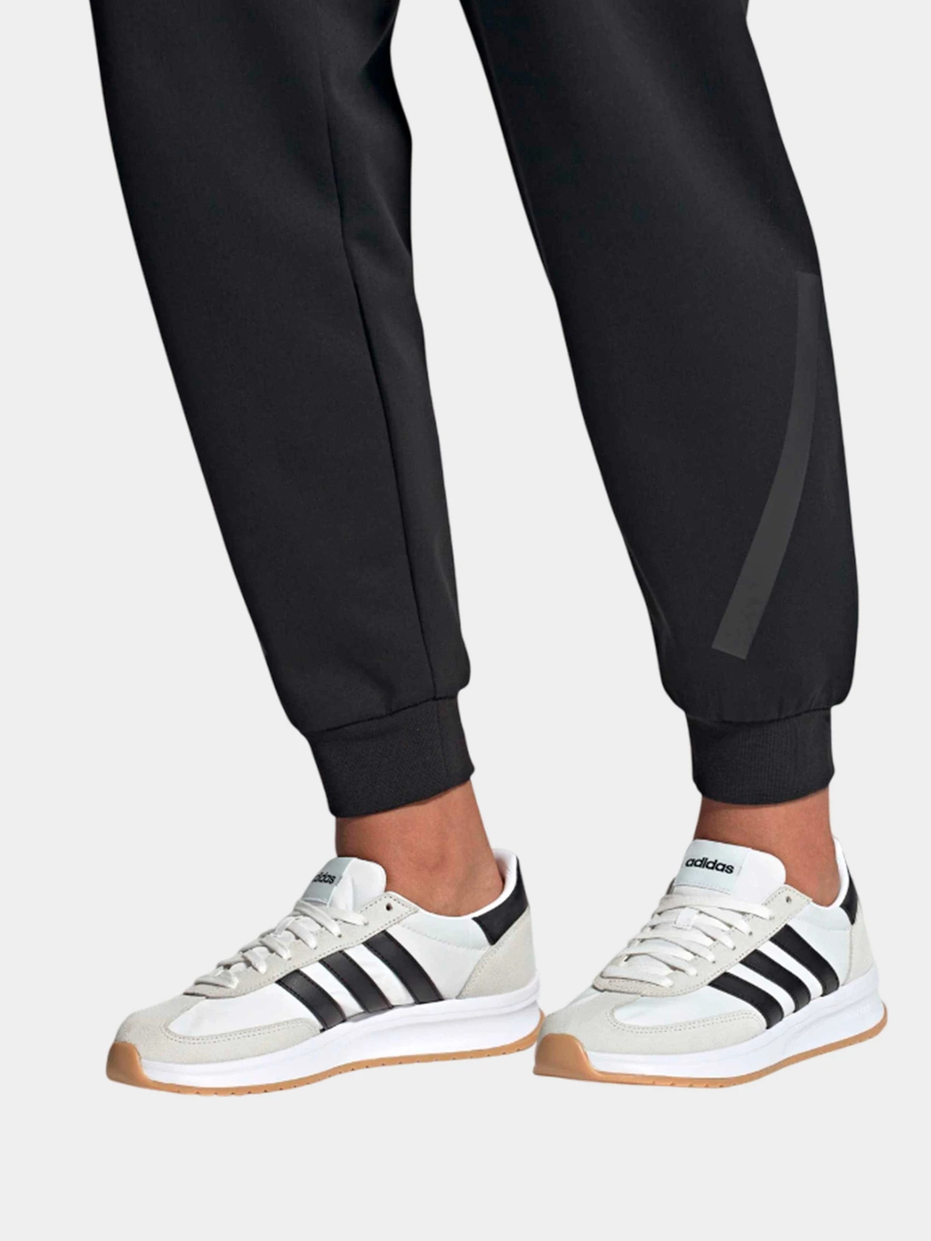 Кроссовки Adidas модель IH8584 Кроссовки Adidas модель IH8584 Фото