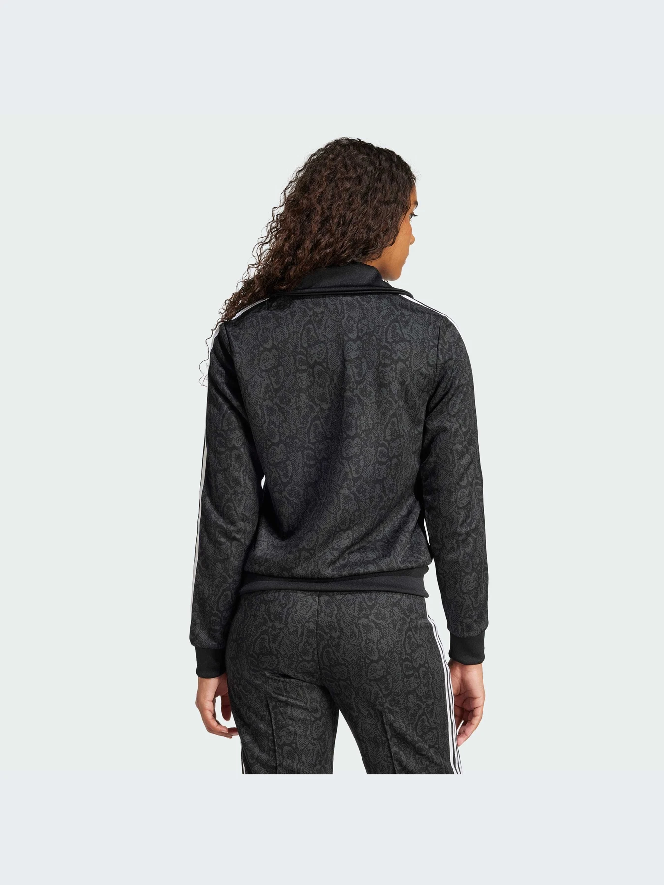 Худи и свитшоты Adidas Graphics модель JI8404-KZ Худи и свитшоты Adidas Graphics модель JI8404-KZ Фото