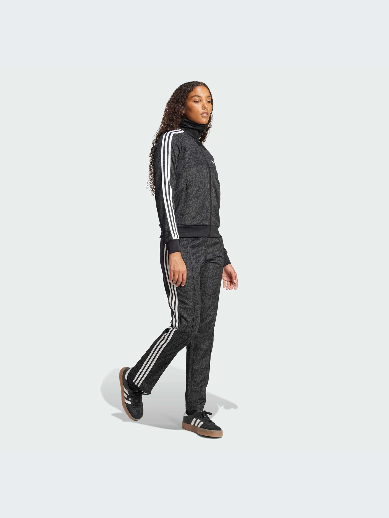 Худи и свитшоты Adidas Graphics модель JI8404-KZ Худи и свитшоты Adidas Graphics модель JI8404-KZ Фото