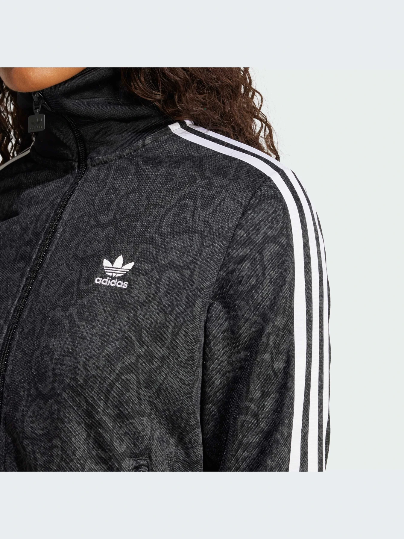 Худи и свитшоты Adidas Graphics модель JI8404-KZ Худи и свитшоты Adidas Graphics модель JI8404-KZ Фото