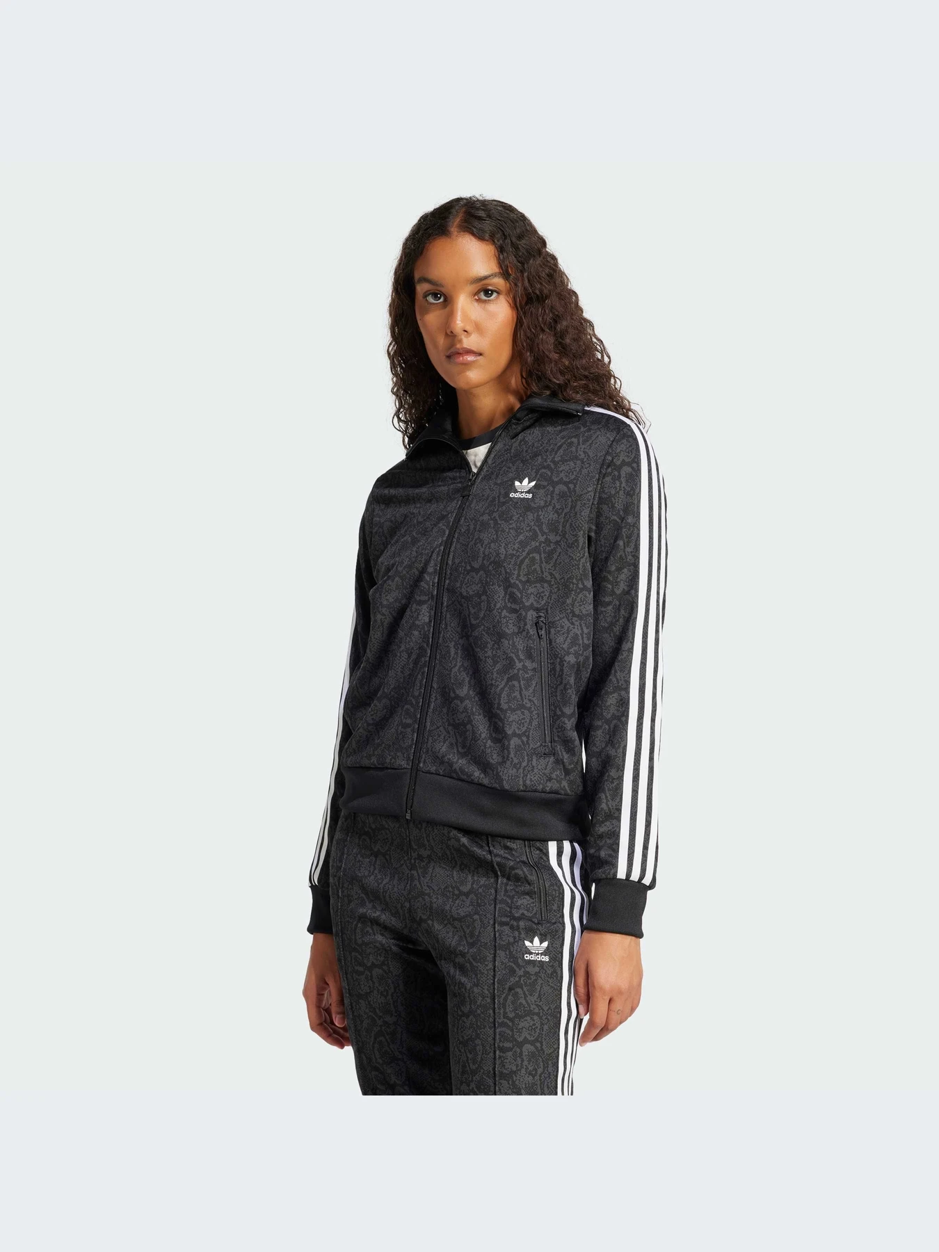 Худи и свитшоты Adidas Graphics модель JI8404-KZ Худи и свитшоты Adidas Graphics модель JI8404-KZ Фото