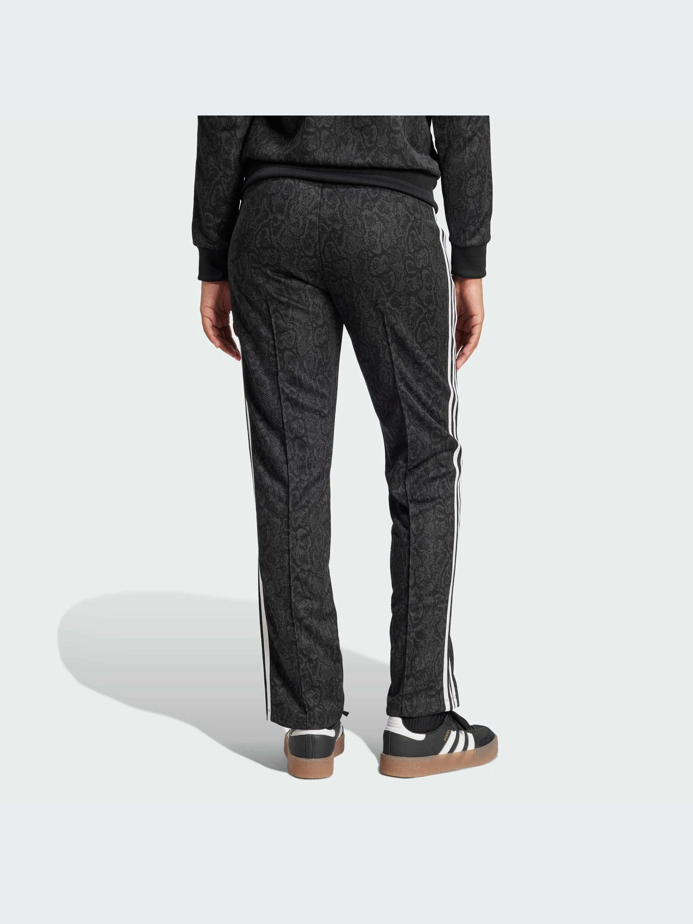 Повседневные штаны Adidas Graphics модель JI8405-KZ Повседневные штаны Adidas Graphics модель JI8405-KZ Фото