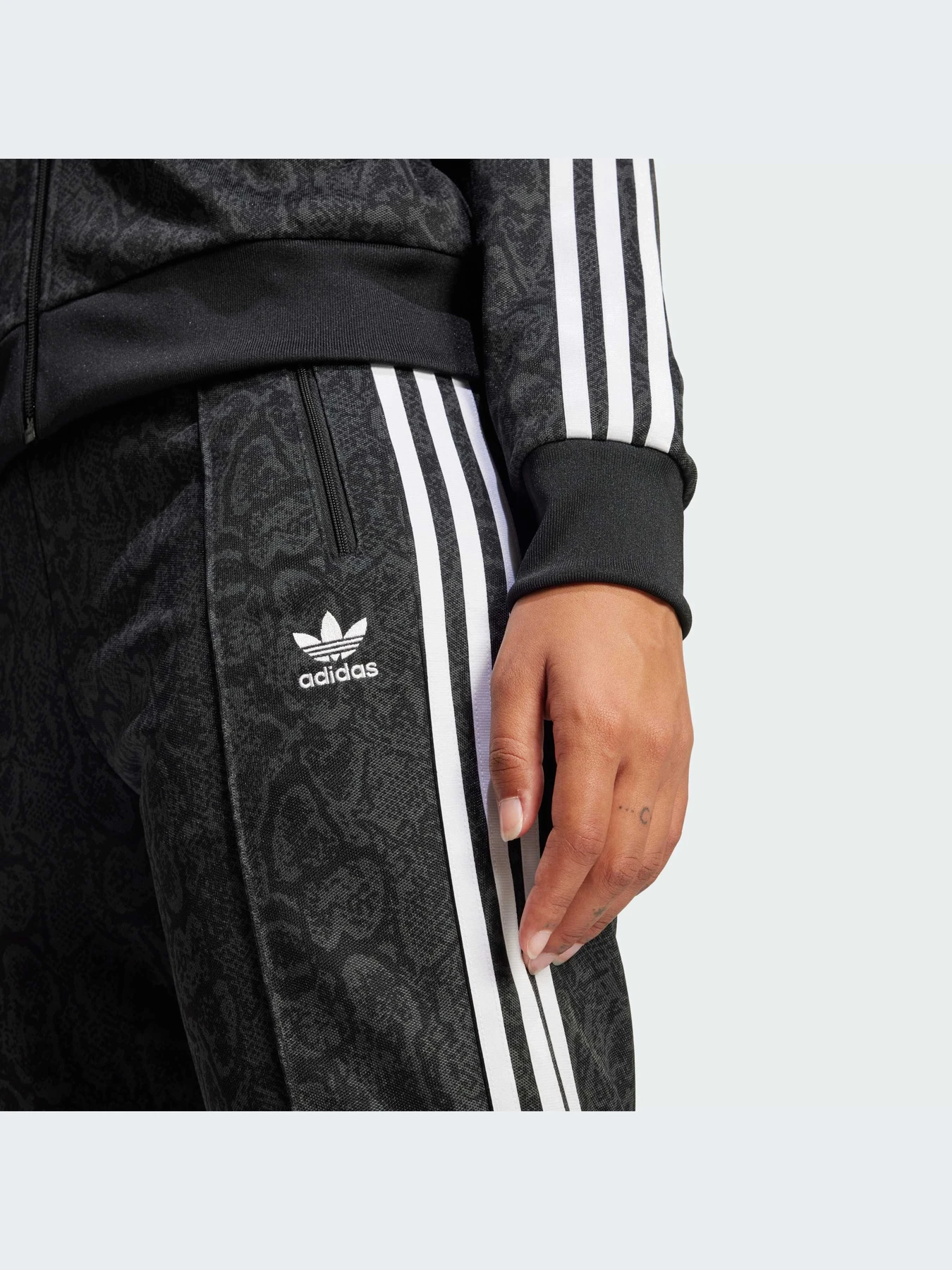 Повседневные штаны Adidas Graphics модель JI8405-KZ Повседневные штаны Adidas Graphics модель JI8405-KZ Фото