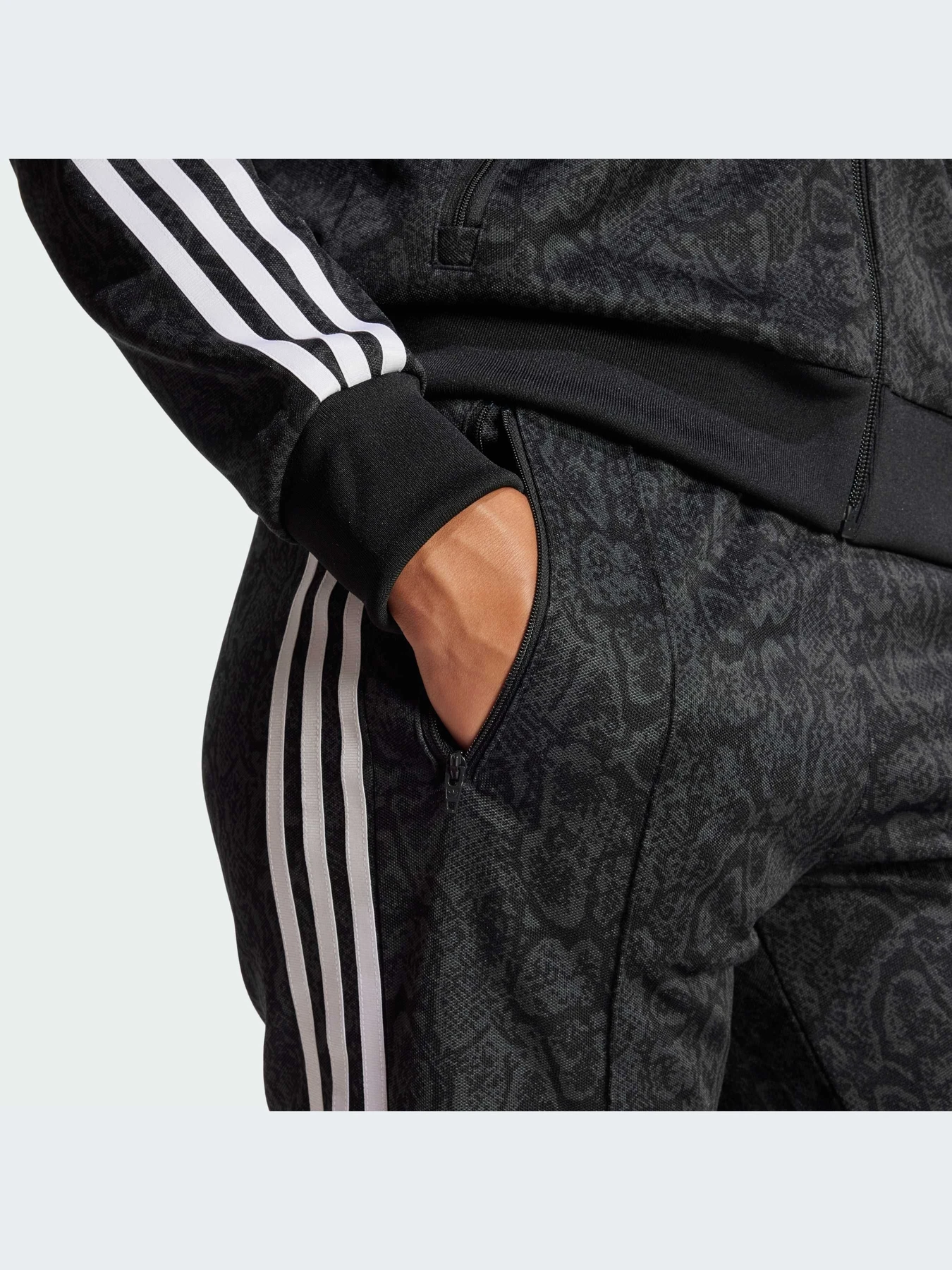 Повседневные штаны Adidas Graphics модель JI8405-KZ Повседневные штаны Adidas Graphics модель JI8405-KZ Фото