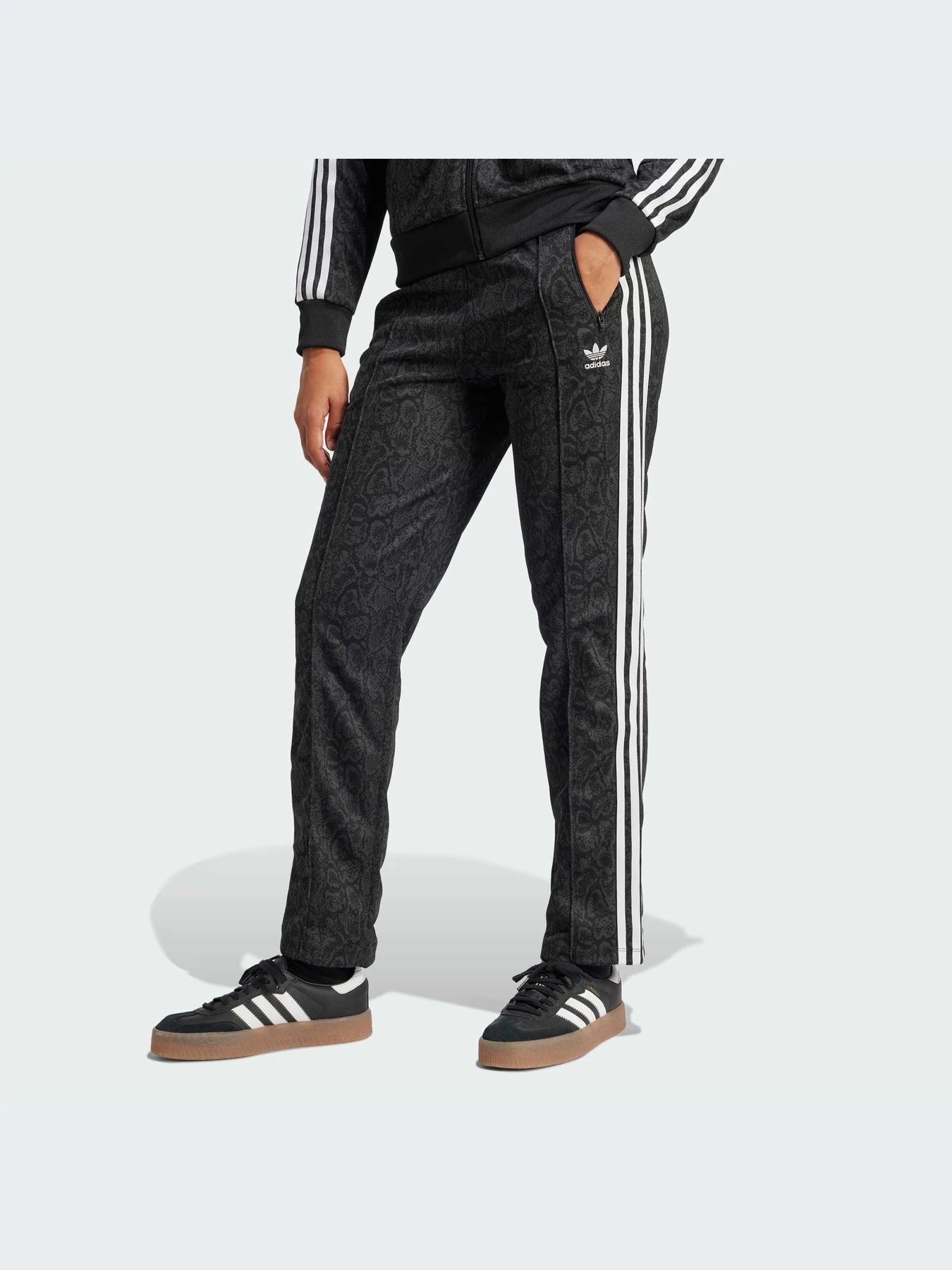 Повседневные штаны Adidas Graphics модель JI8405-KZ Повседневные штаны Adidas Graphics модель JI8405-KZ Фото