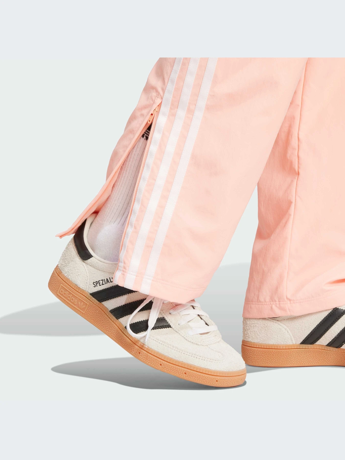 Брюки Adidas Adicolor модель JN5993-KZ Брюки Adidas Adicolor модель JN5993-KZ Фото