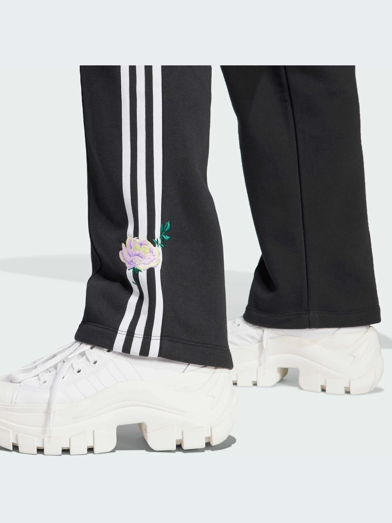 Брюки Adidas Graphics модель IJ7086-KZ Брюки Adidas Graphics модель IJ7086-KZ Фото
