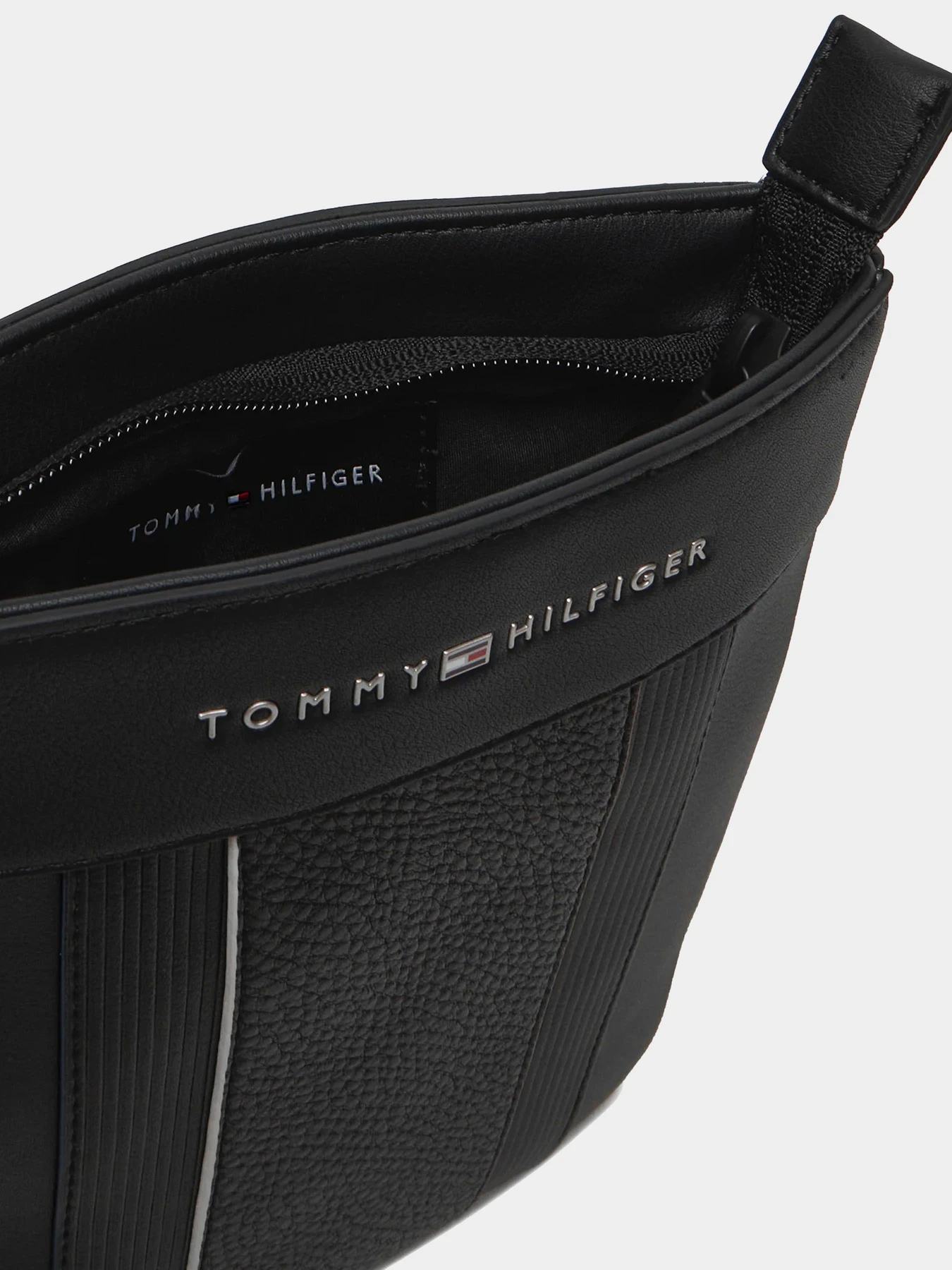 Сумки Tommy Hilfiger модель AM0AM13112-BDS Сумки Tommy Hilfiger модель AM0AM13112-BDS Фото