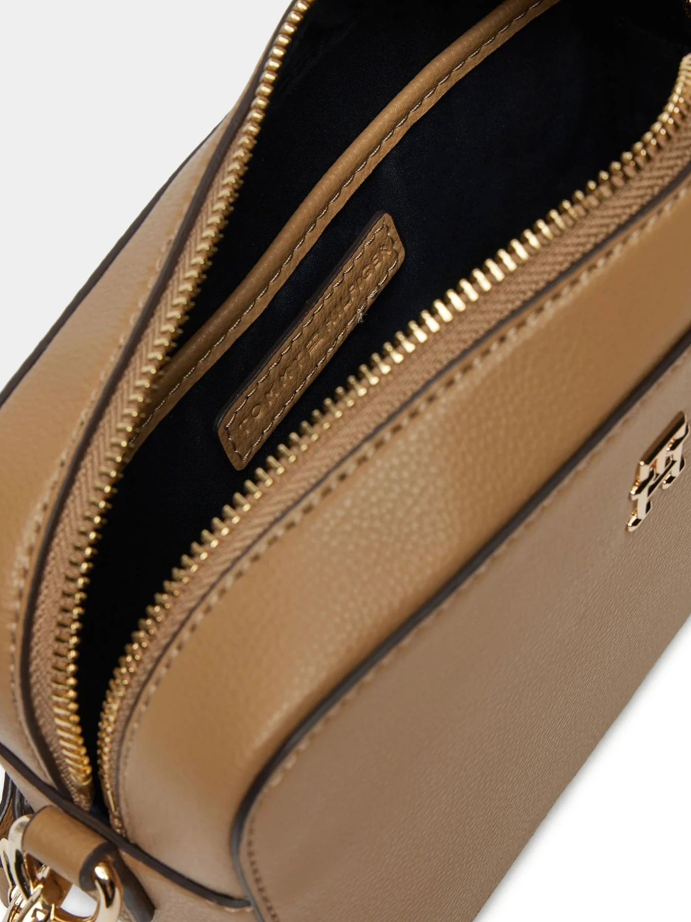 Сумки Tommy Hilfiger модель AW0AW16906-RBC Сумки Tommy Hilfiger модель AW0AW16906-RBC Фото