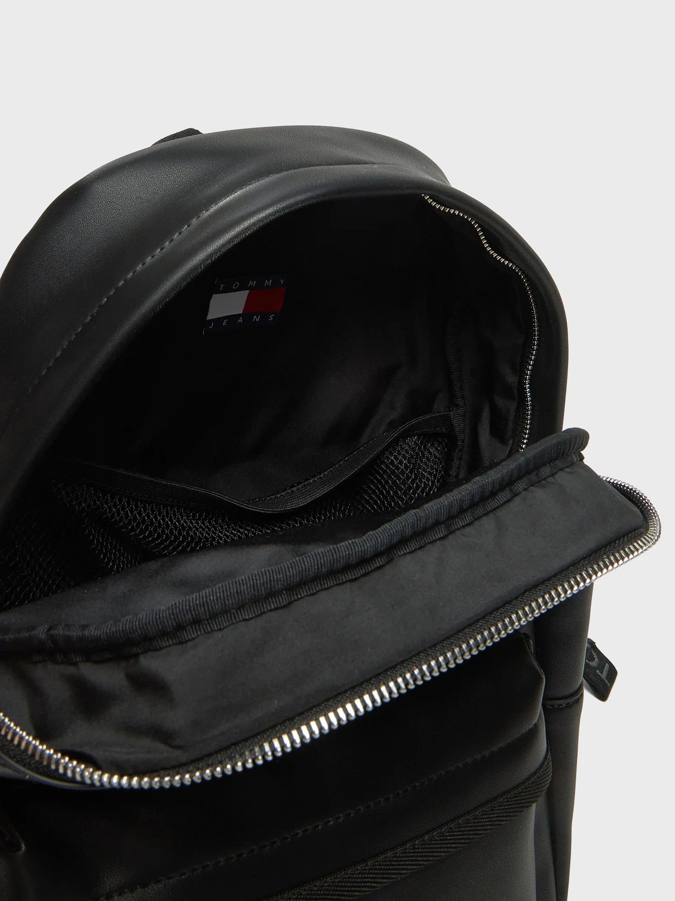 Рюкзаки Tommy Hilfiger модель AW0AW17357-BDS Рюкзаки Tommy Hilfiger модель AW0AW17357-BDS Фото