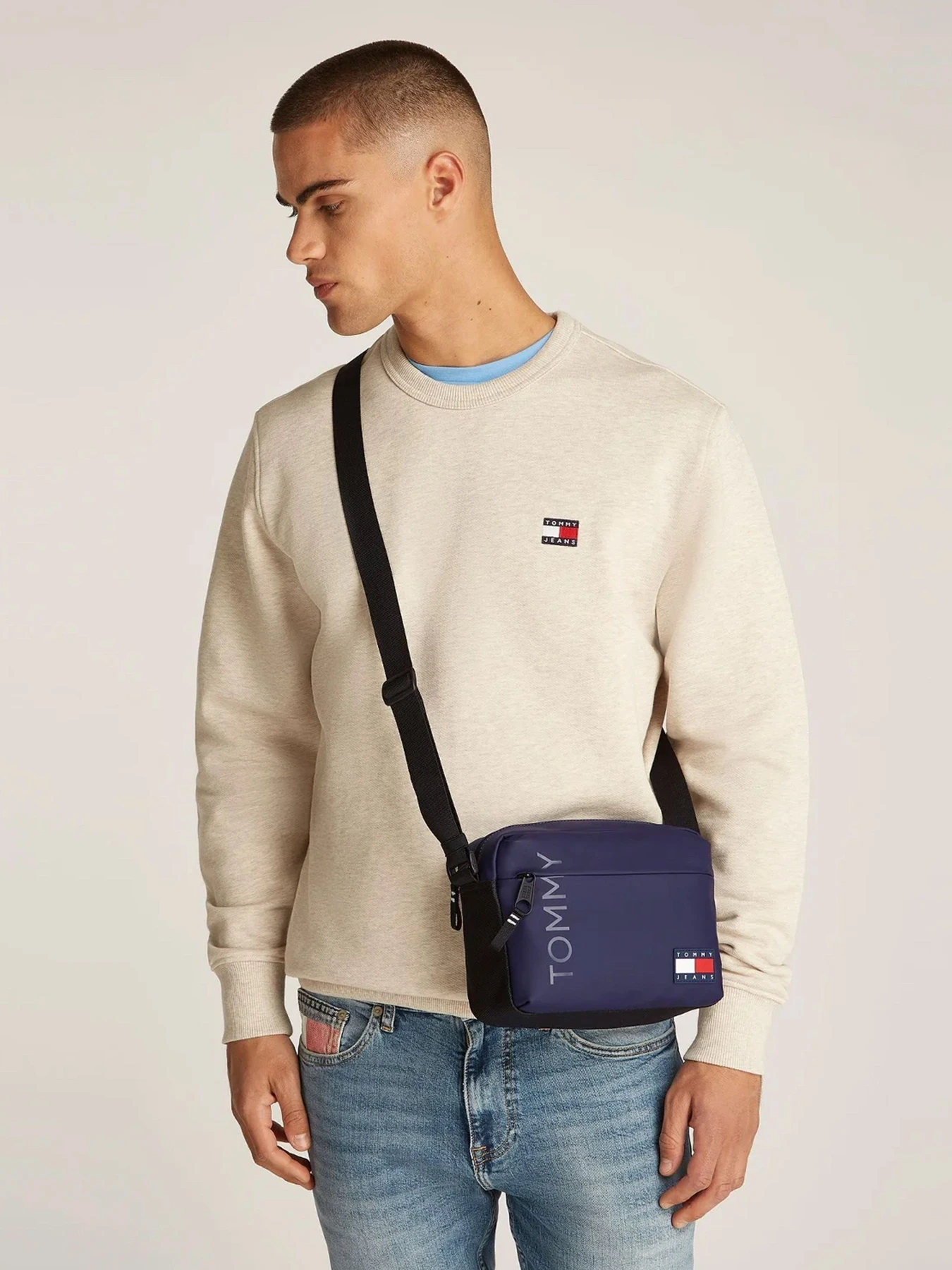 Сумки Tommy Hilfiger модель AM0AM12901-DY4 Сумки Tommy Hilfiger модель AM0AM12901-DY4 Фото
