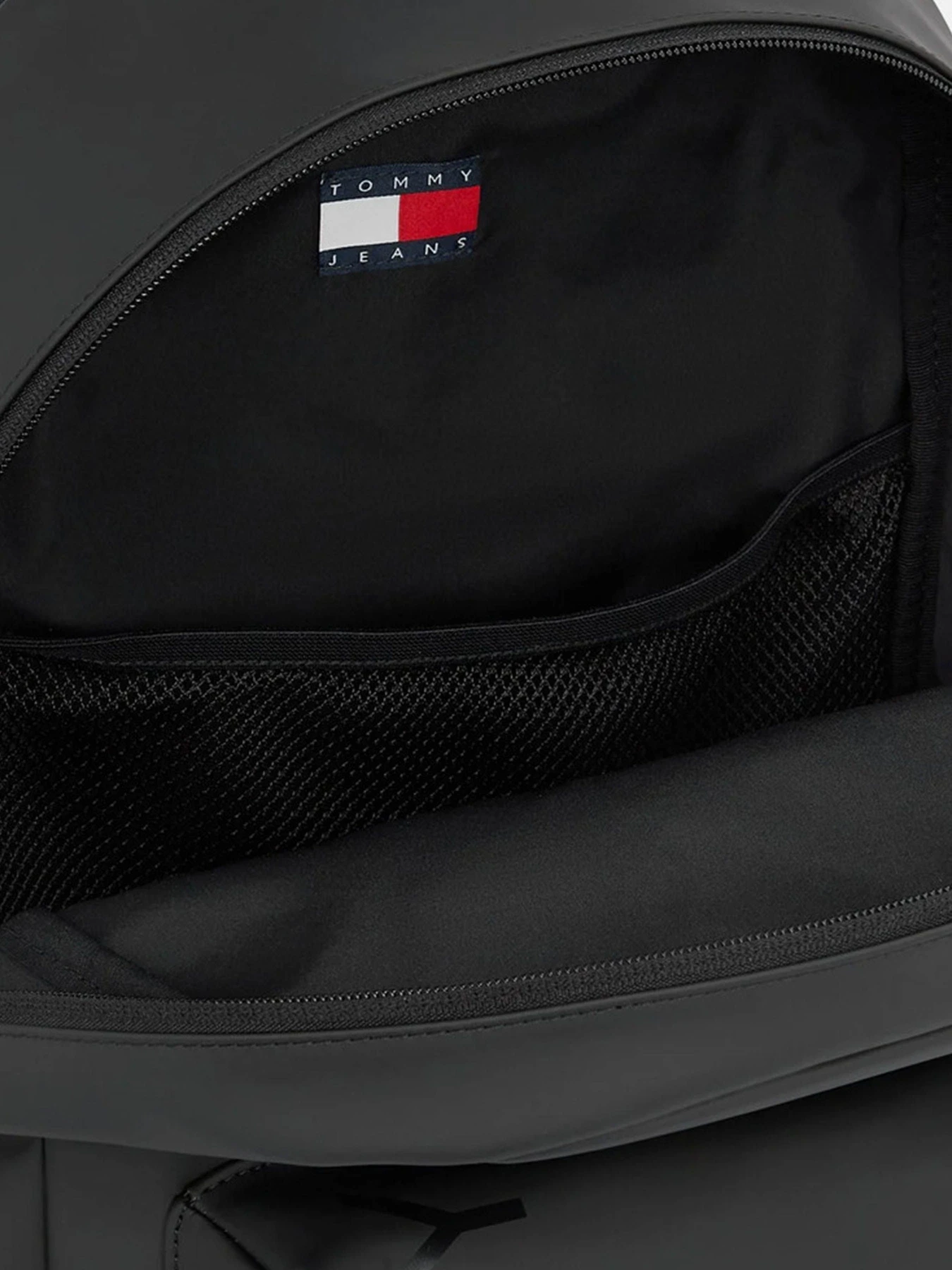 Рюкзаки Tommy Hilfiger модель AM0AM12907-BDS Рюкзаки Tommy Hilfiger модель AM0AM12907-BDS Фото