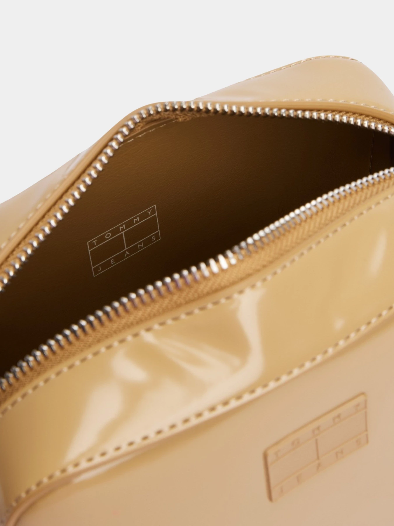 Сумки Tommy Hilfiger модель AW0AW16965-RBR Сумки Tommy Hilfiger модель AW0AW16965-RBR Фото