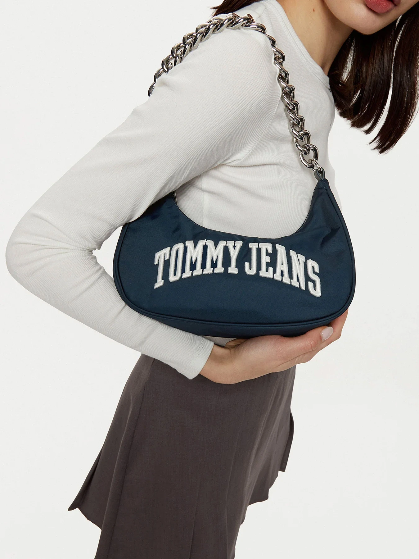 Сумки Tommy Hilfiger модель AW0AW16983-C1G Сумки Tommy Hilfiger модель AW0AW16983-C1G Фото