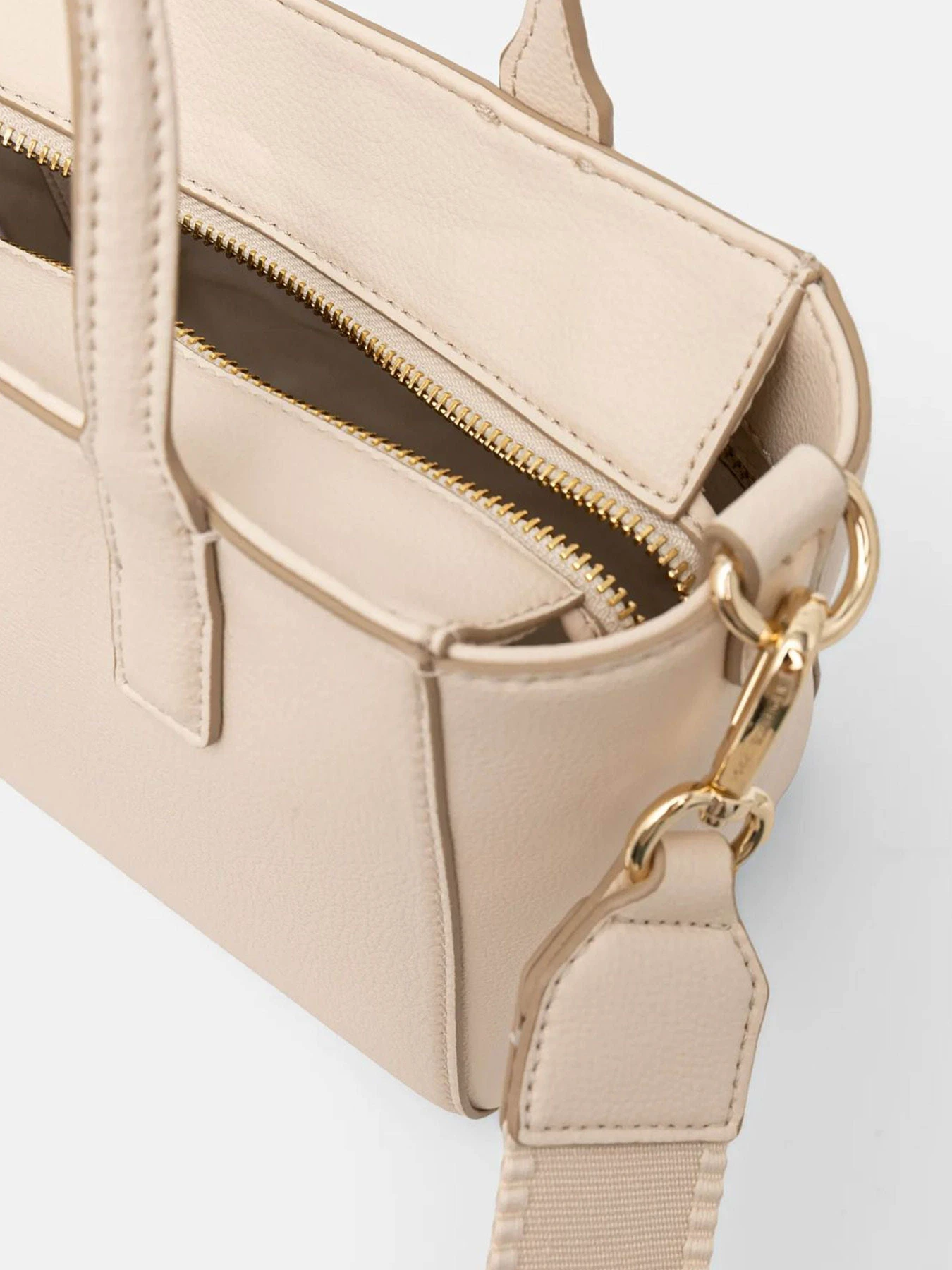Сумки Tommy Hilfiger модель AW0AW16907-AA8 Сумки Tommy Hilfiger модель AW0AW16907-AA8 Фото