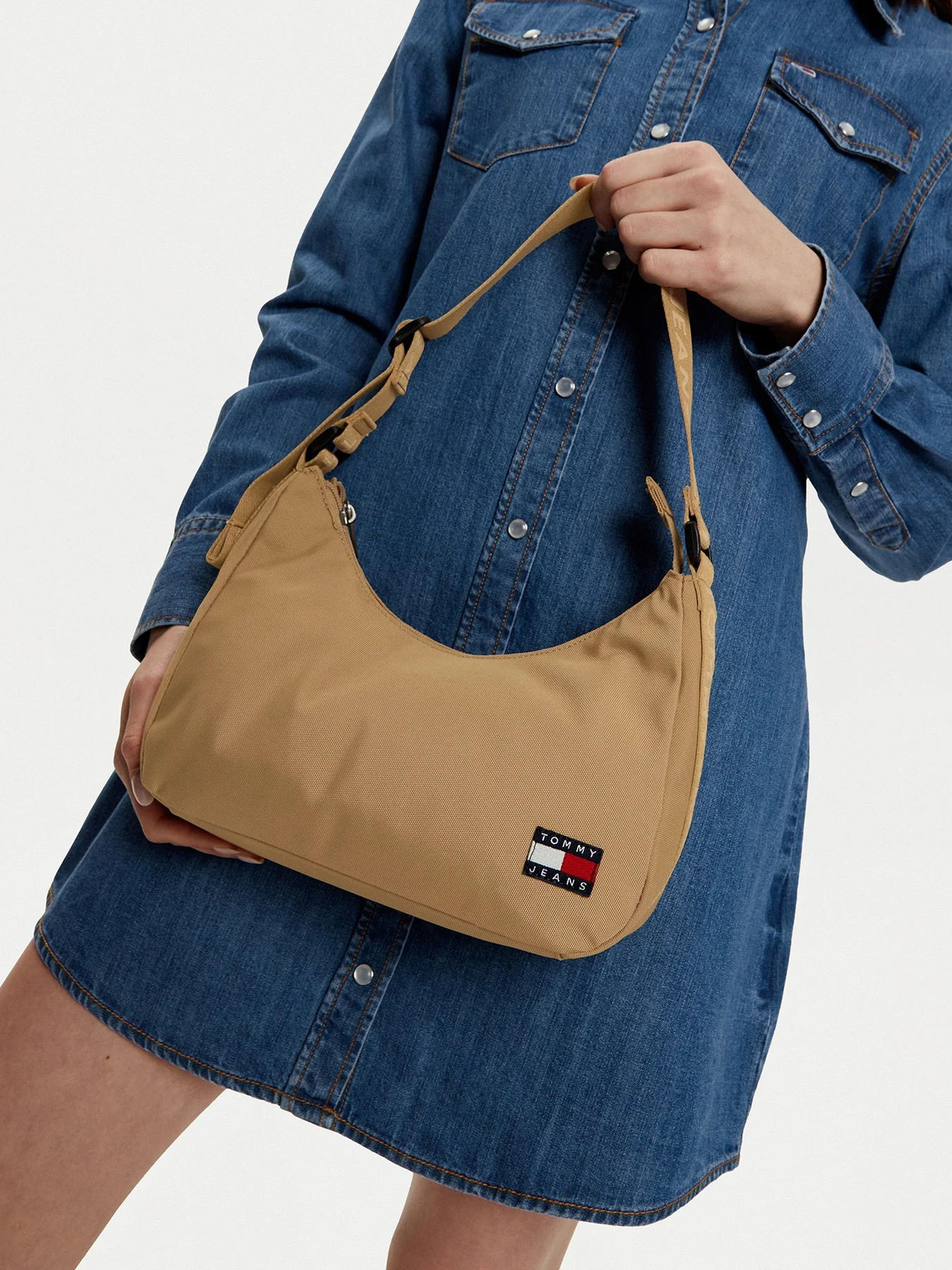 Сумки Tommy Hilfiger модель AW0AW16958-RBR Сумки Tommy Hilfiger модель AW0AW16958-RBR Фото