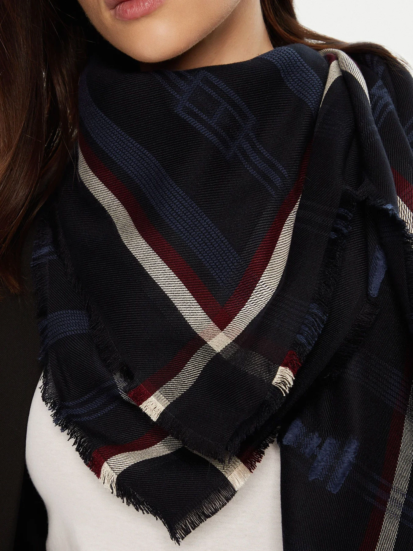 Шарфы и платки Tommy Hilfiger модель AW0AW17351-DW6 Шарфы и платки Tommy Hilfiger модель AW0AW17351-DW6 Фото