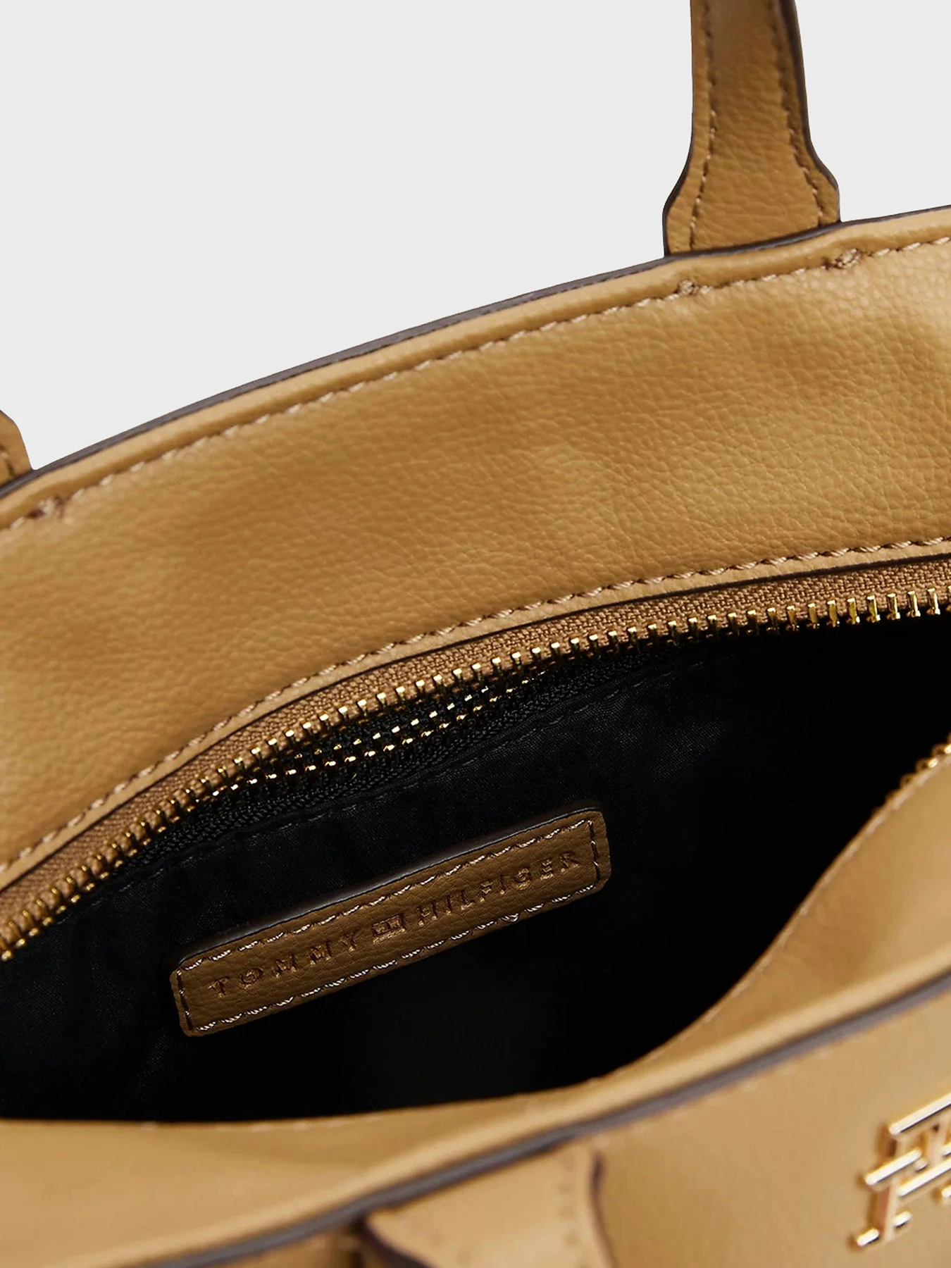 Сумки Tommy Hilfiger модель AW0AW16907-RBC Сумки Tommy Hilfiger модель AW0AW16907-RBC Фото