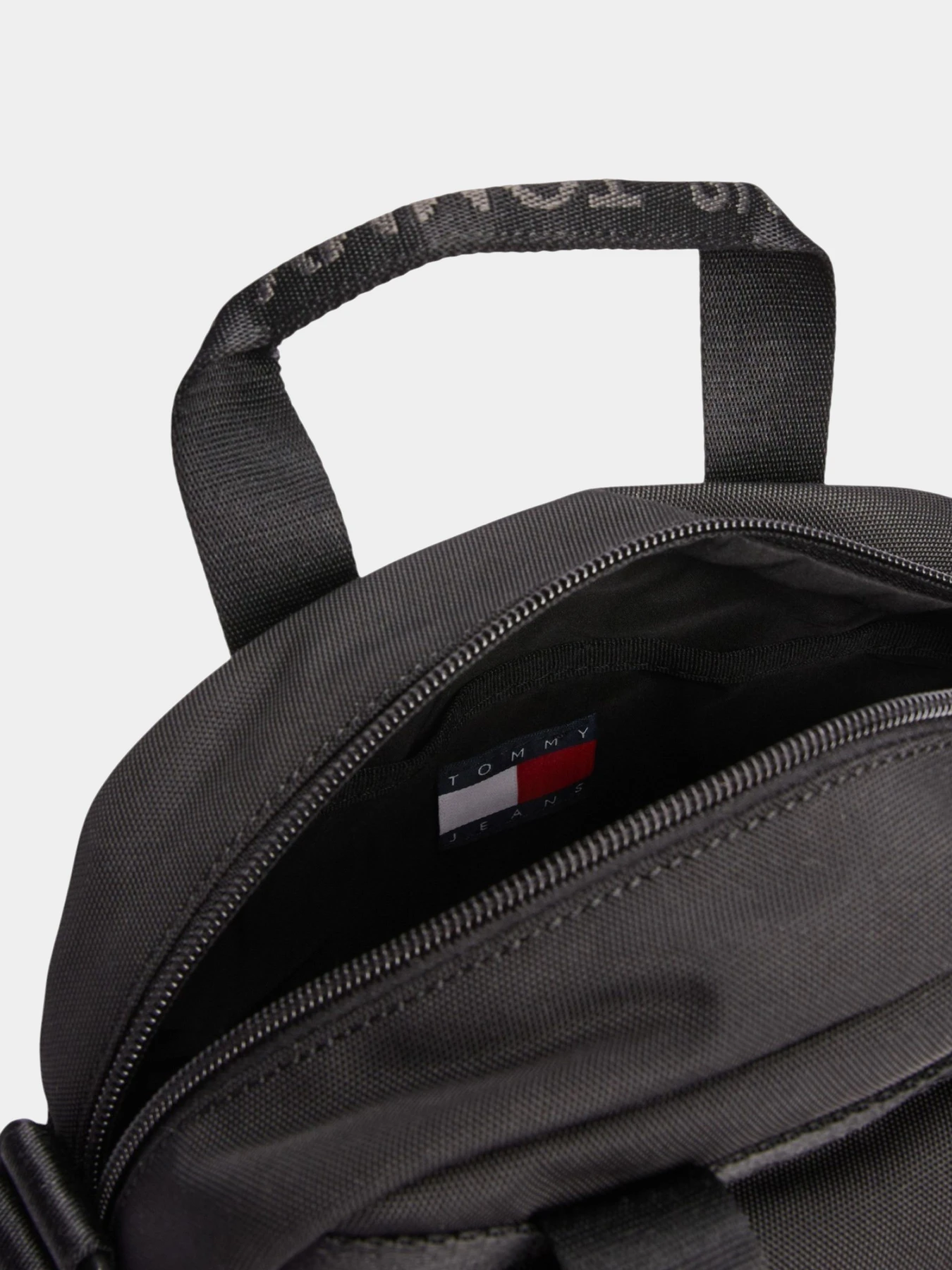 Сумки Tommy Hilfiger модель AW0AW16957-BDS Сумки Tommy Hilfiger модель AW0AW16957-BDS Фото