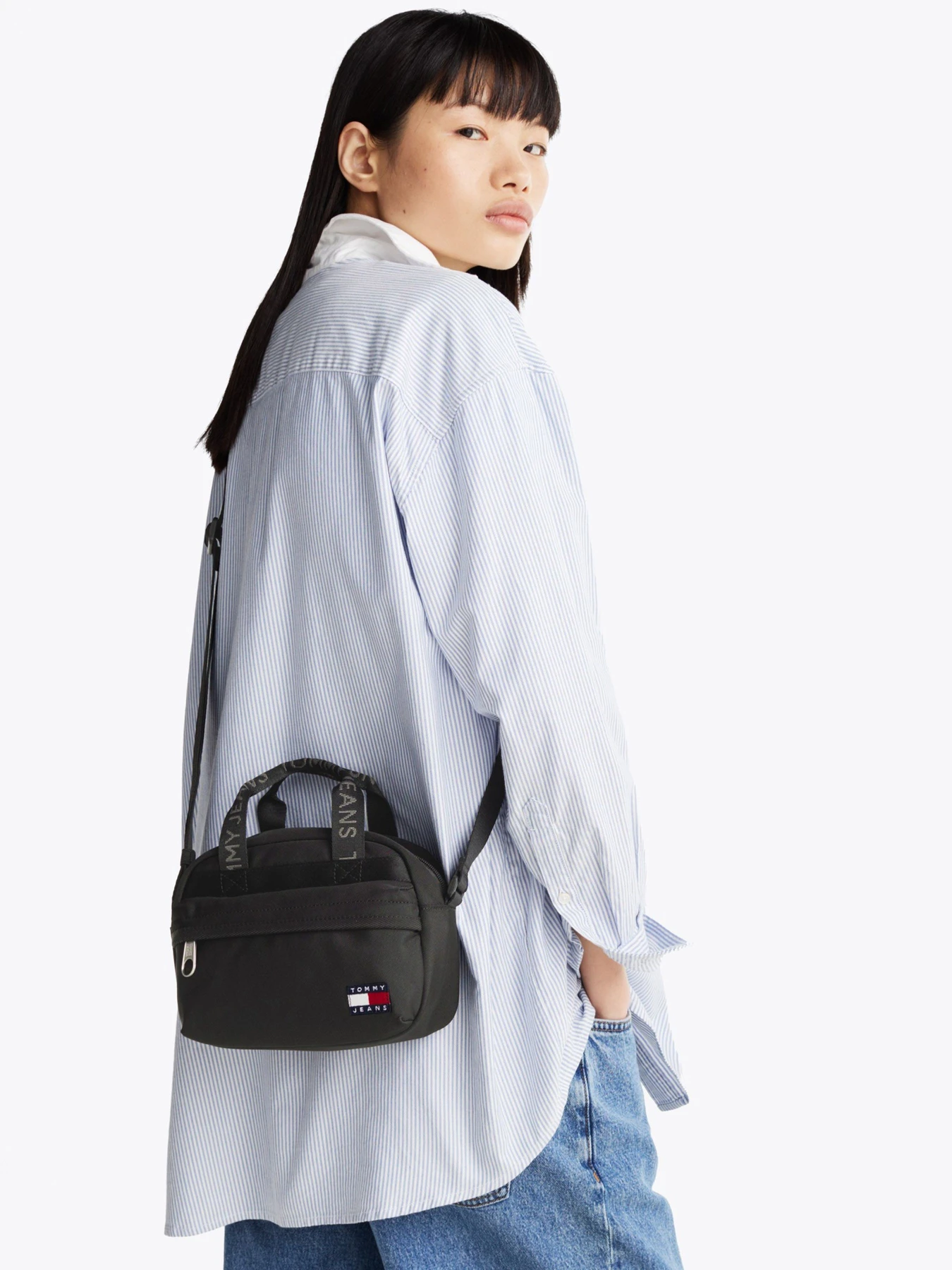 Сумки Tommy Hilfiger модель AW0AW16957-BDS Сумки Tommy Hilfiger модель AW0AW16957-BDS Фото