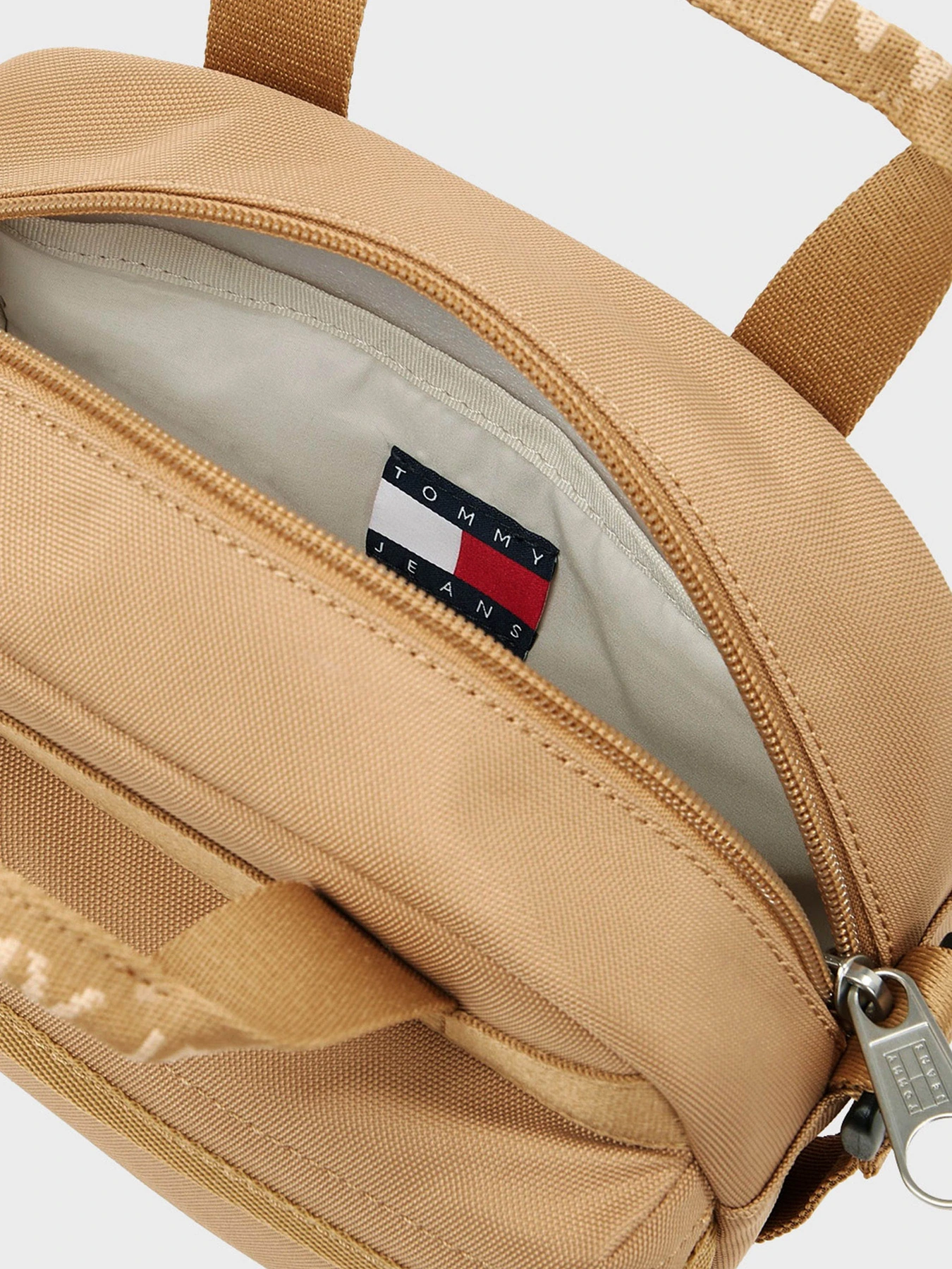 Сумки Tommy Hilfiger модель AW0AW16957-RBR Сумки Tommy Hilfiger модель AW0AW16957-RBR Фото