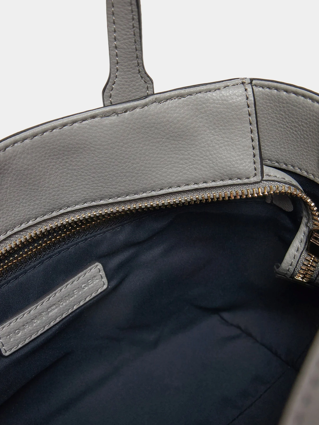 Сумки Tommy Hilfiger модель AW0AW16907-PRY Сумки Tommy Hilfiger модель AW0AW16907-PRY Фото