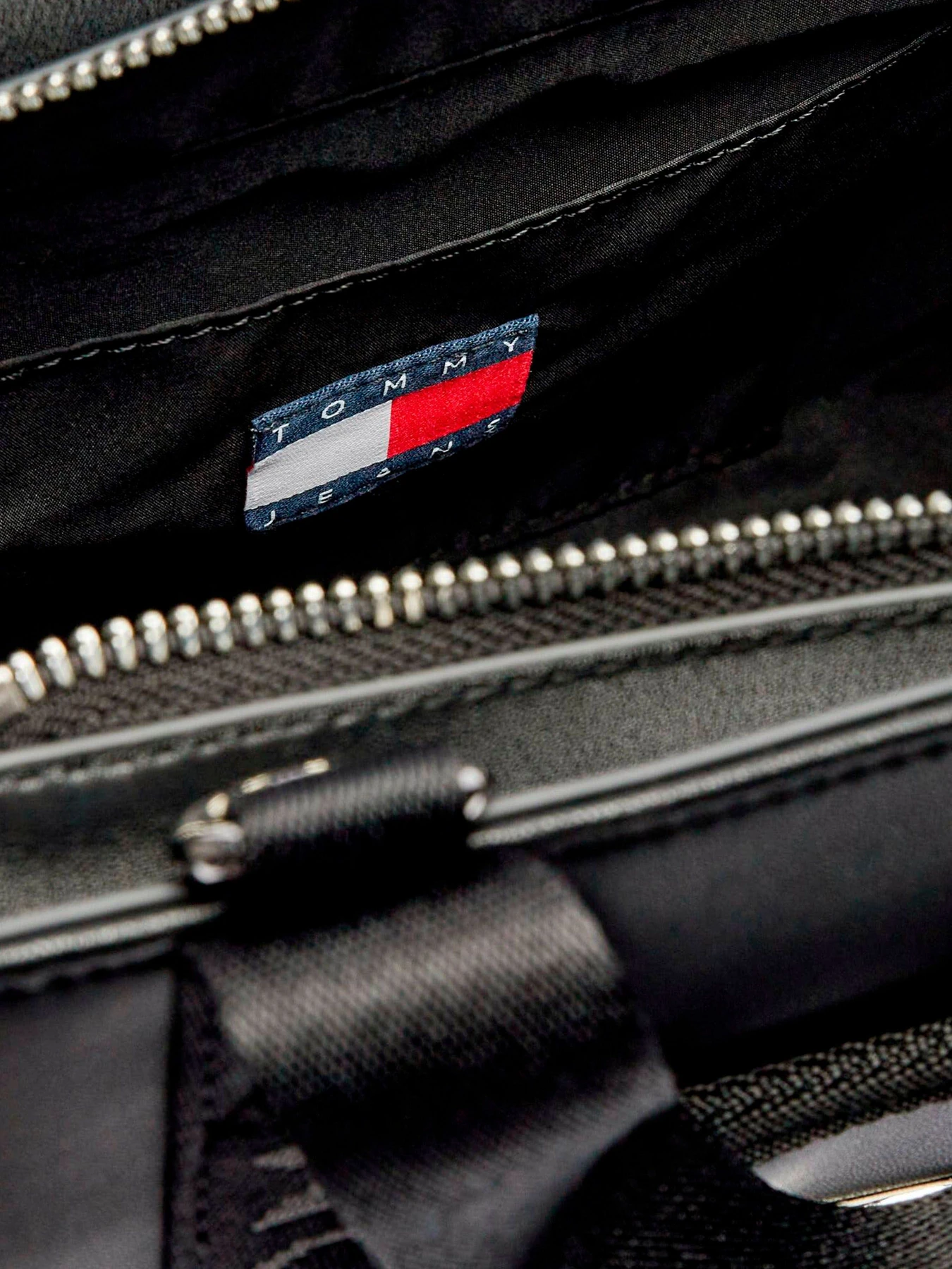 Сумки Tommy Hilfiger модель AW0AW16959-BDS Сумки Tommy Hilfiger модель AW0AW16959-BDS Фото