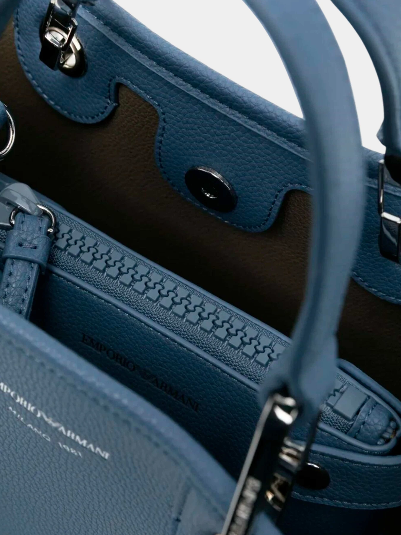 Сумки Emporio Armani модель EW000361-AF12036-M8128 Сумки Emporio Armani модель EW000361-AF12036-M8128 Фото