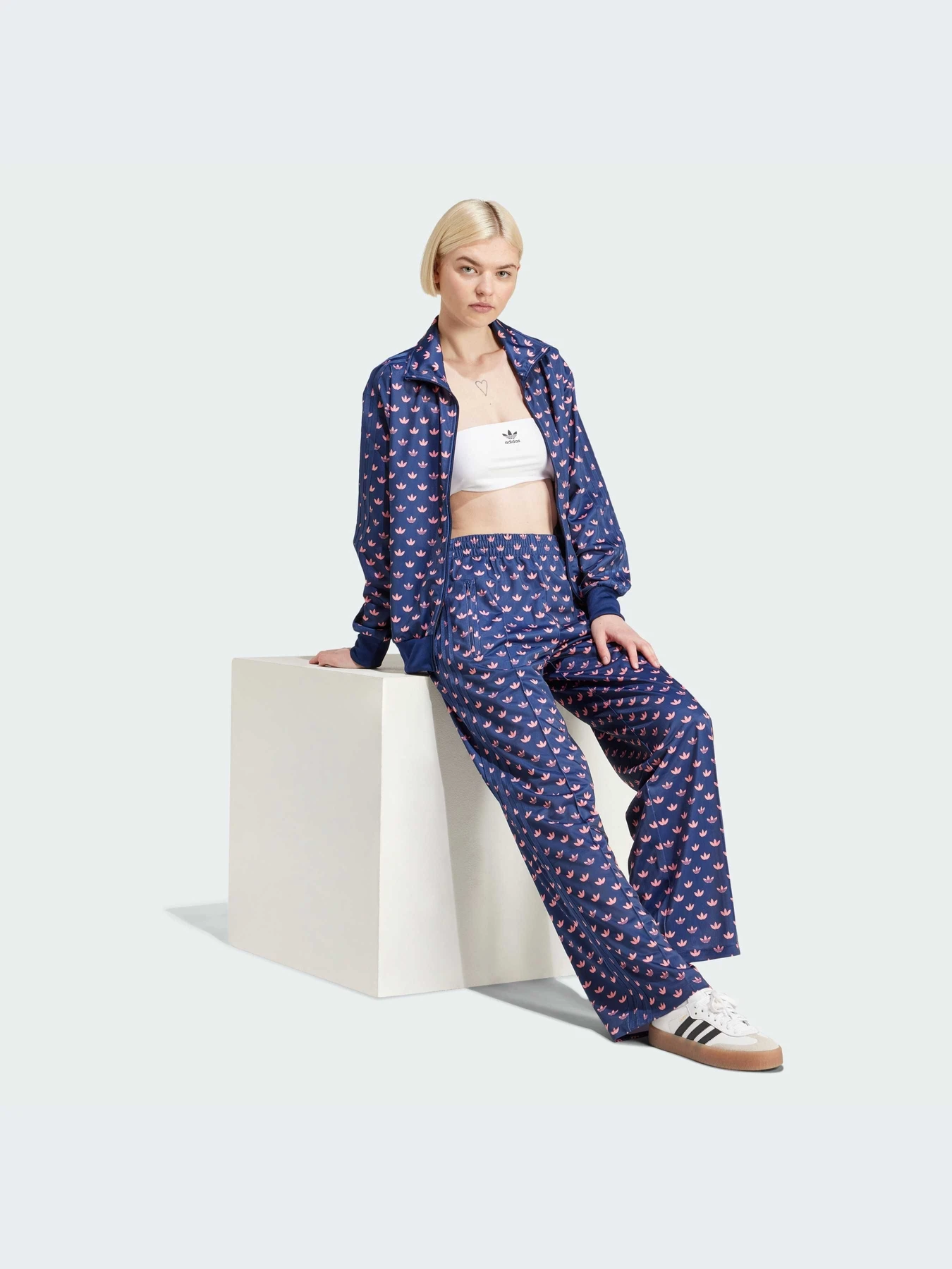 Худи и свитшоты Adidas Graphics модель IY0325-KZ Худи и свитшоты Adidas Graphics модель IY0325-KZ Фото