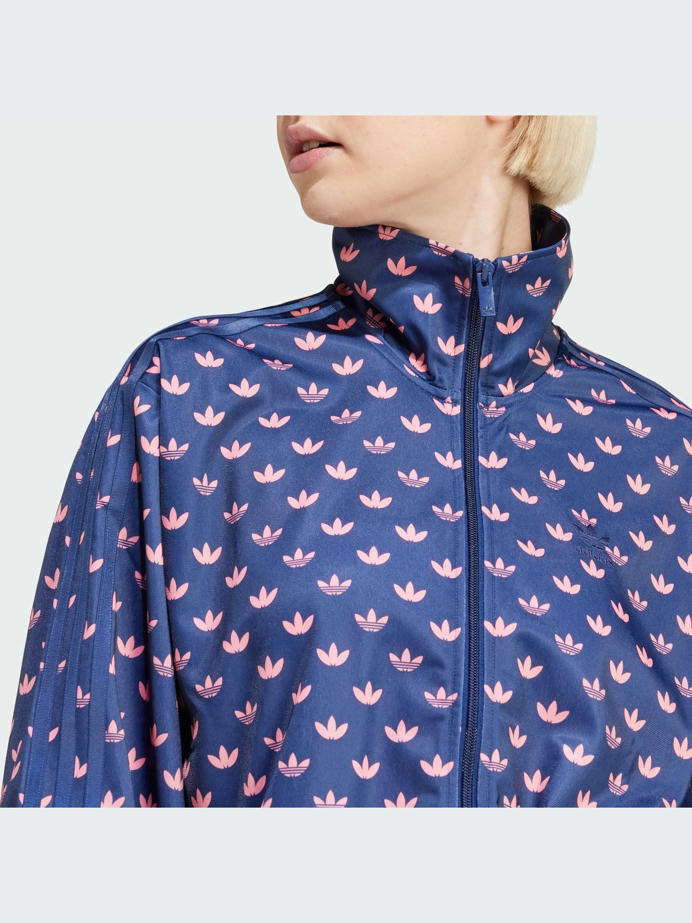 Худи и свитшоты Adidas Graphics модель IY0325-KZ Худи и свитшоты Adidas Graphics модель IY0325-KZ Фото