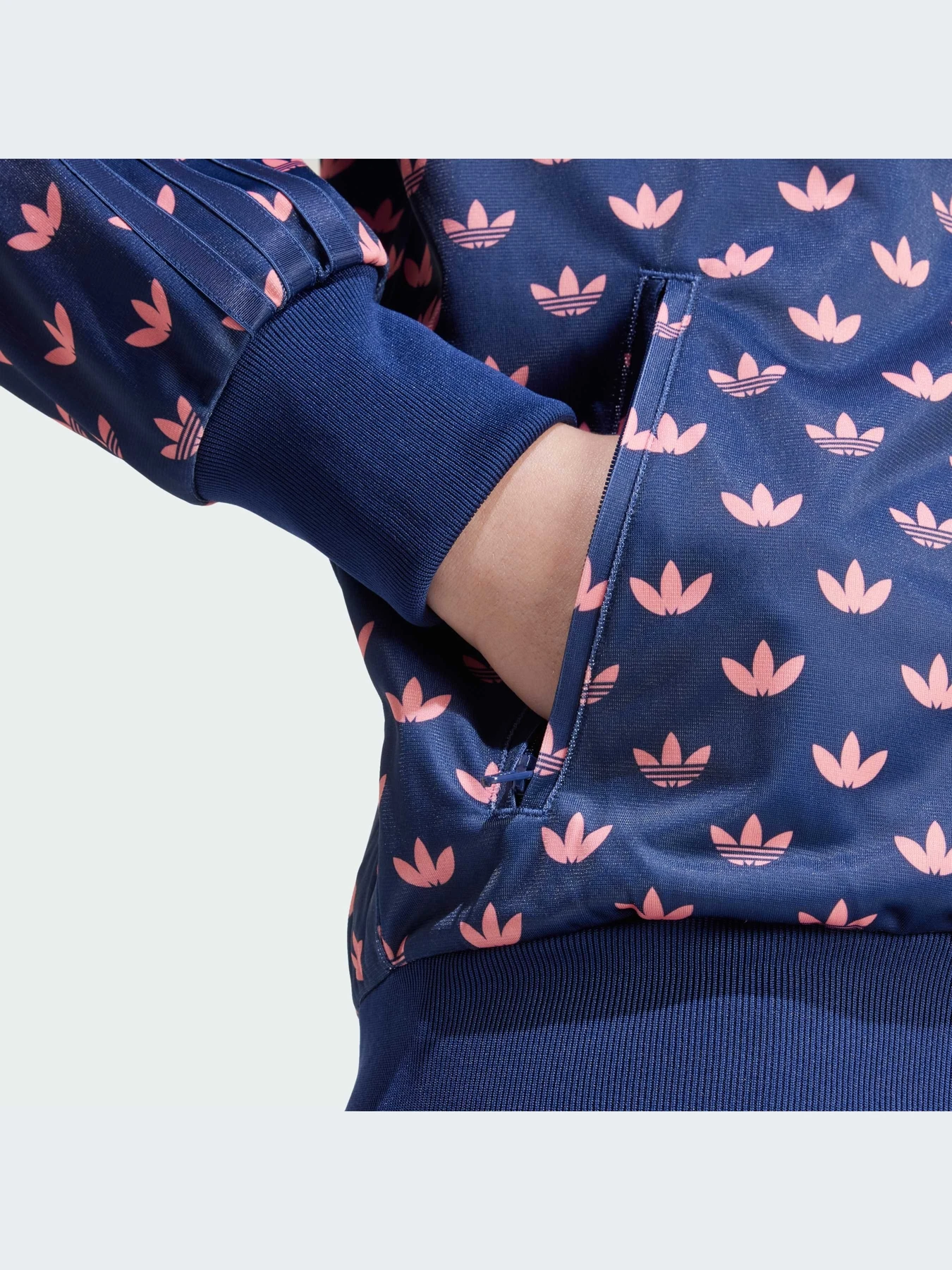 Худи и свитшоты Adidas Graphics модель IY0325-KZ Худи и свитшоты Adidas Graphics модель IY0325-KZ Фото