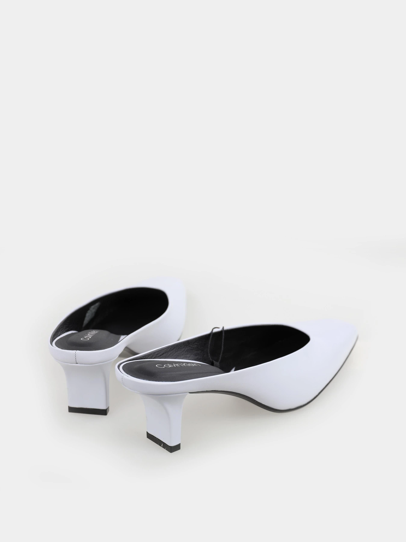 Шлёпанцы Calvin Klein модель HW0HW02332-0GY Шлёпанцы Calvin Klein модель HW0HW02332-0GY Фото