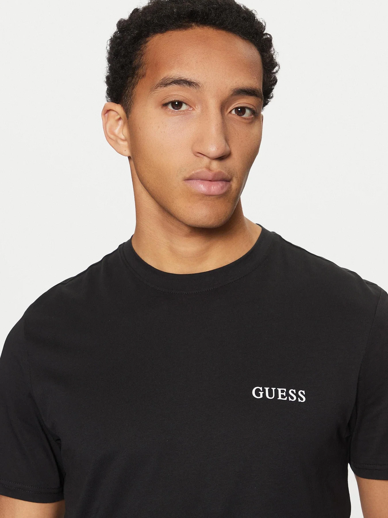 Футболки и поло GUESS модель U4BM03-KCAM1-JBLK Футболки и поло GUESS модель U4BM03-KCAM1-JBLK Фото