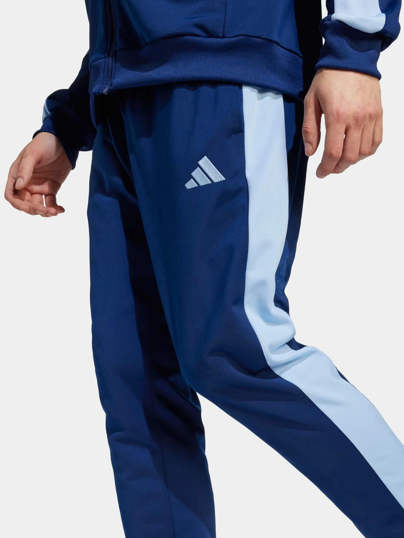 Костюмы Adidas модель JI8898 Костюмы Adidas модель JI8898 Фото