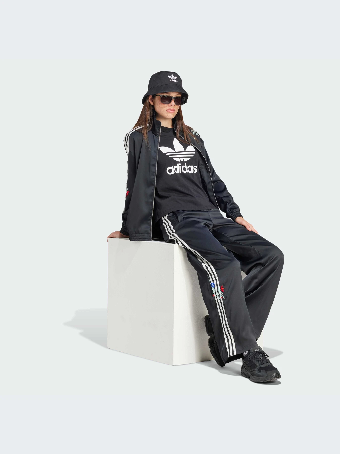 Брюки Adidas Graphics модель IT5377-KZ Брюки Adidas Graphics модель IT5377-KZ Фото