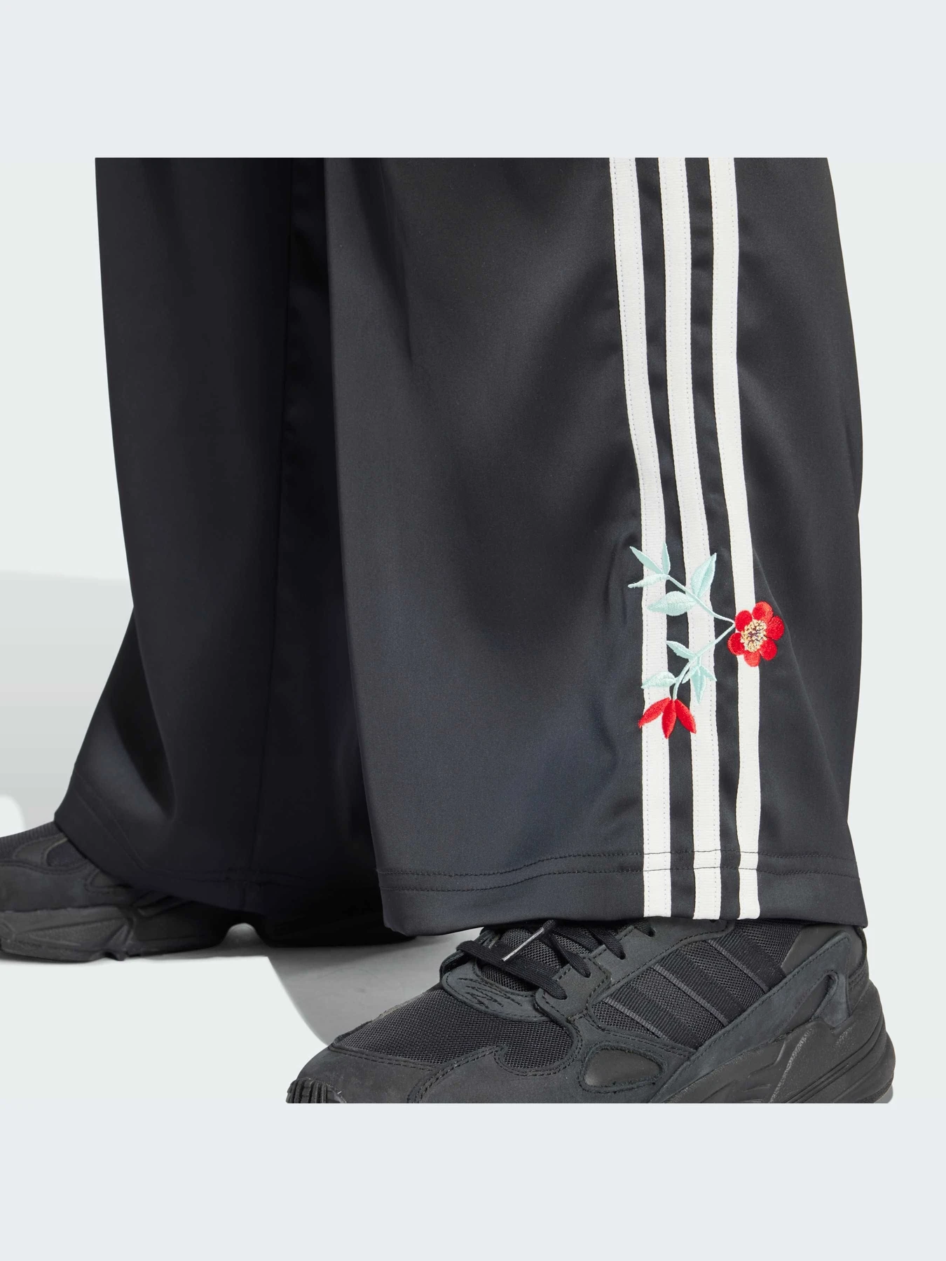 Брюки Adidas Graphics модель IT5377-KZ Брюки Adidas Graphics модель IT5377-KZ Фото
