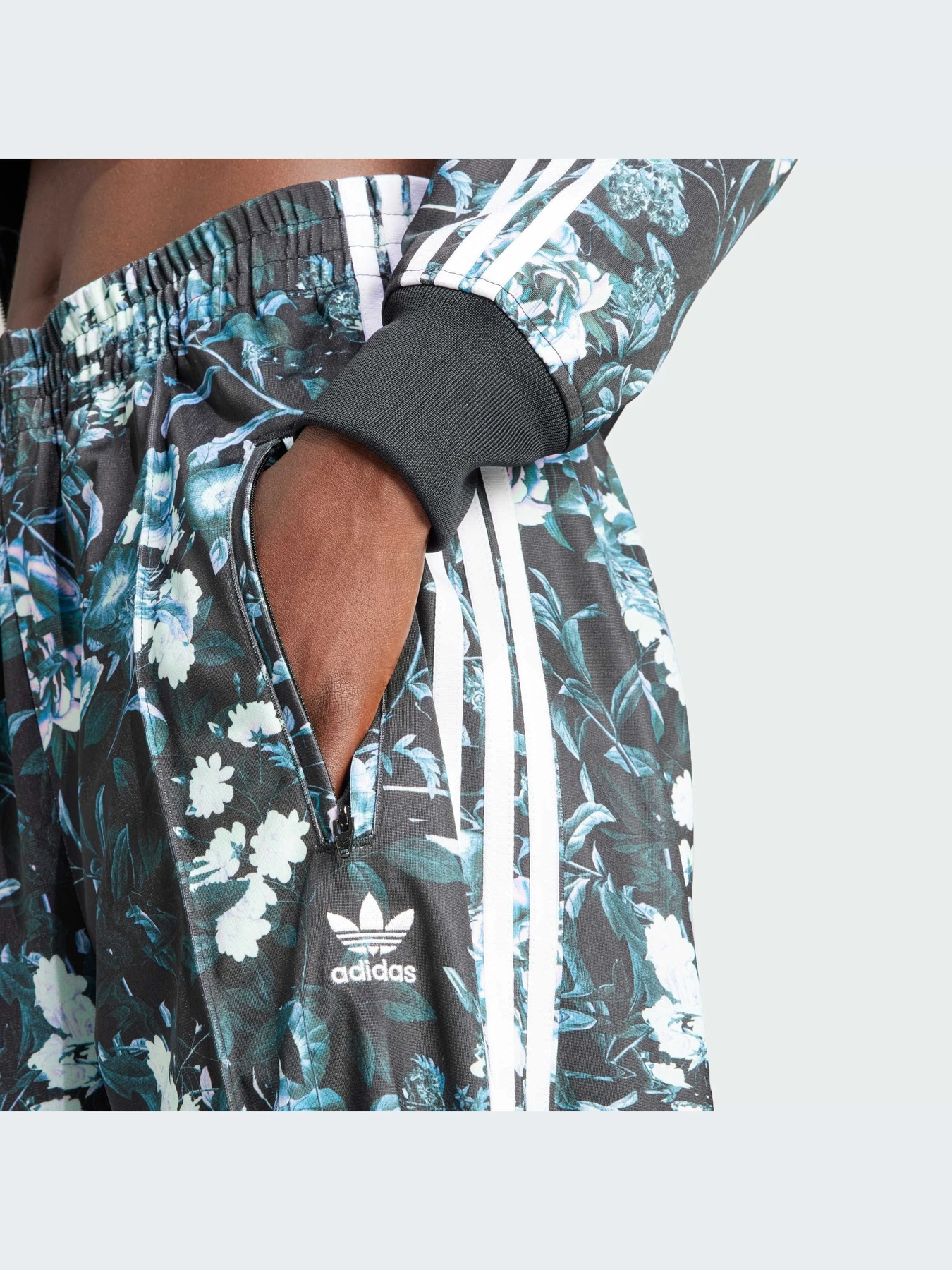 Брюки Adidas Graphics модель II3181-KZ Брюки Adidas Graphics модель II3181-KZ Фото