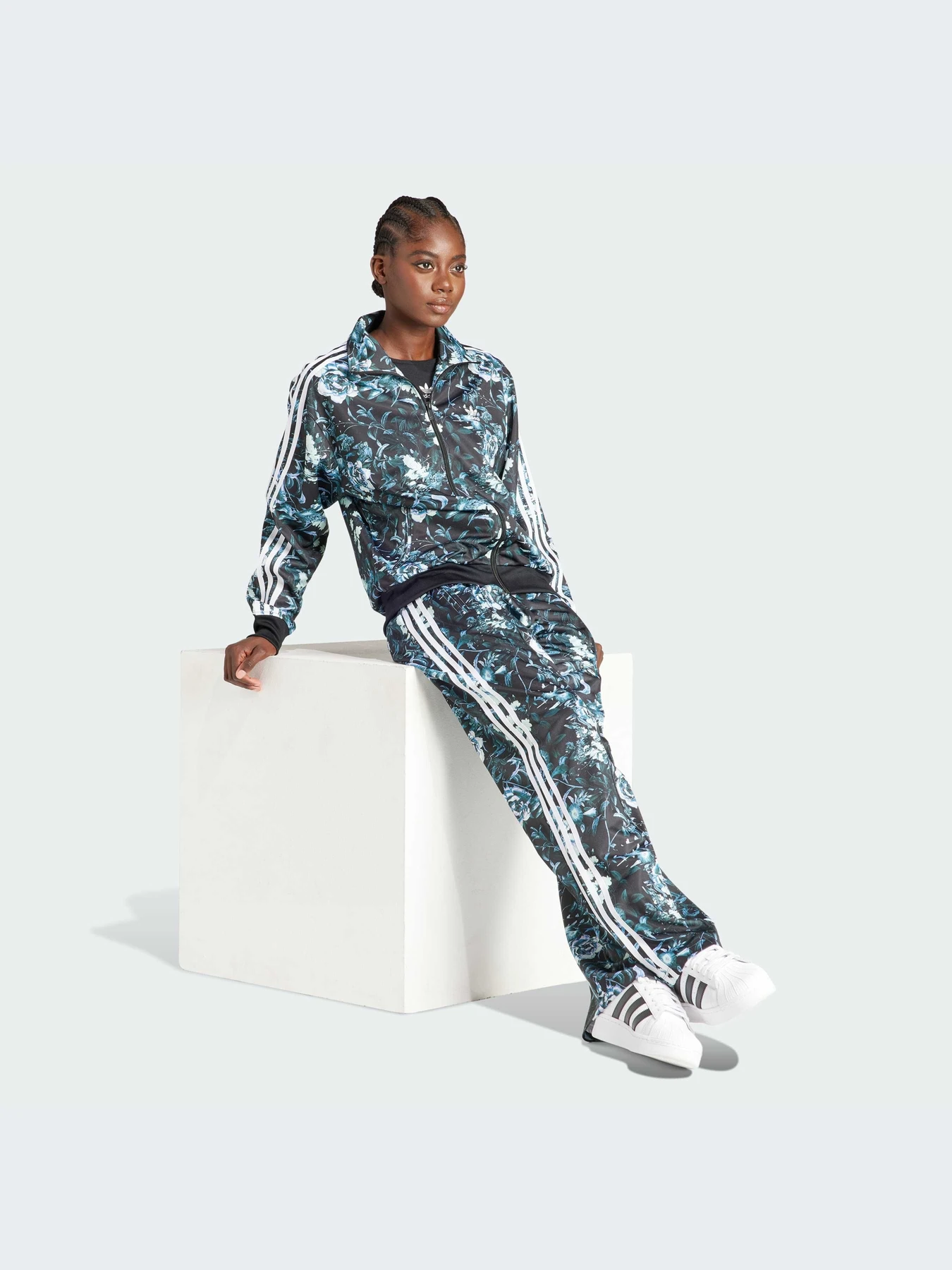 Худи и свитшоты Adidas Graphics модель II3182-KZ Худи и свитшоты Adidas Graphics модель II3182-KZ Фото
