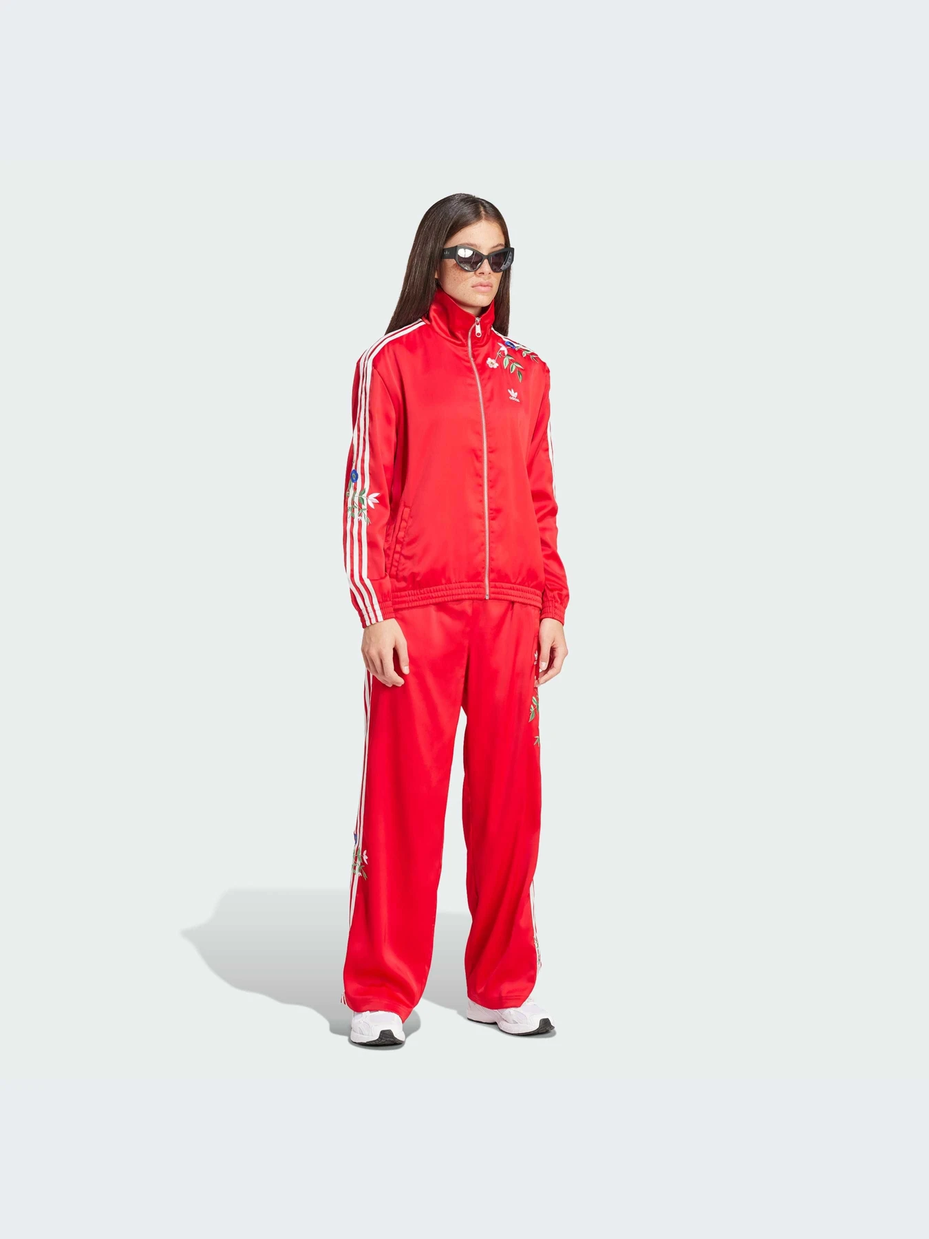 Худи и свитшоты Adidas Graphics модель IS2429-KZ Худи и свитшоты Adidas Graphics модель IS2429-KZ Фото