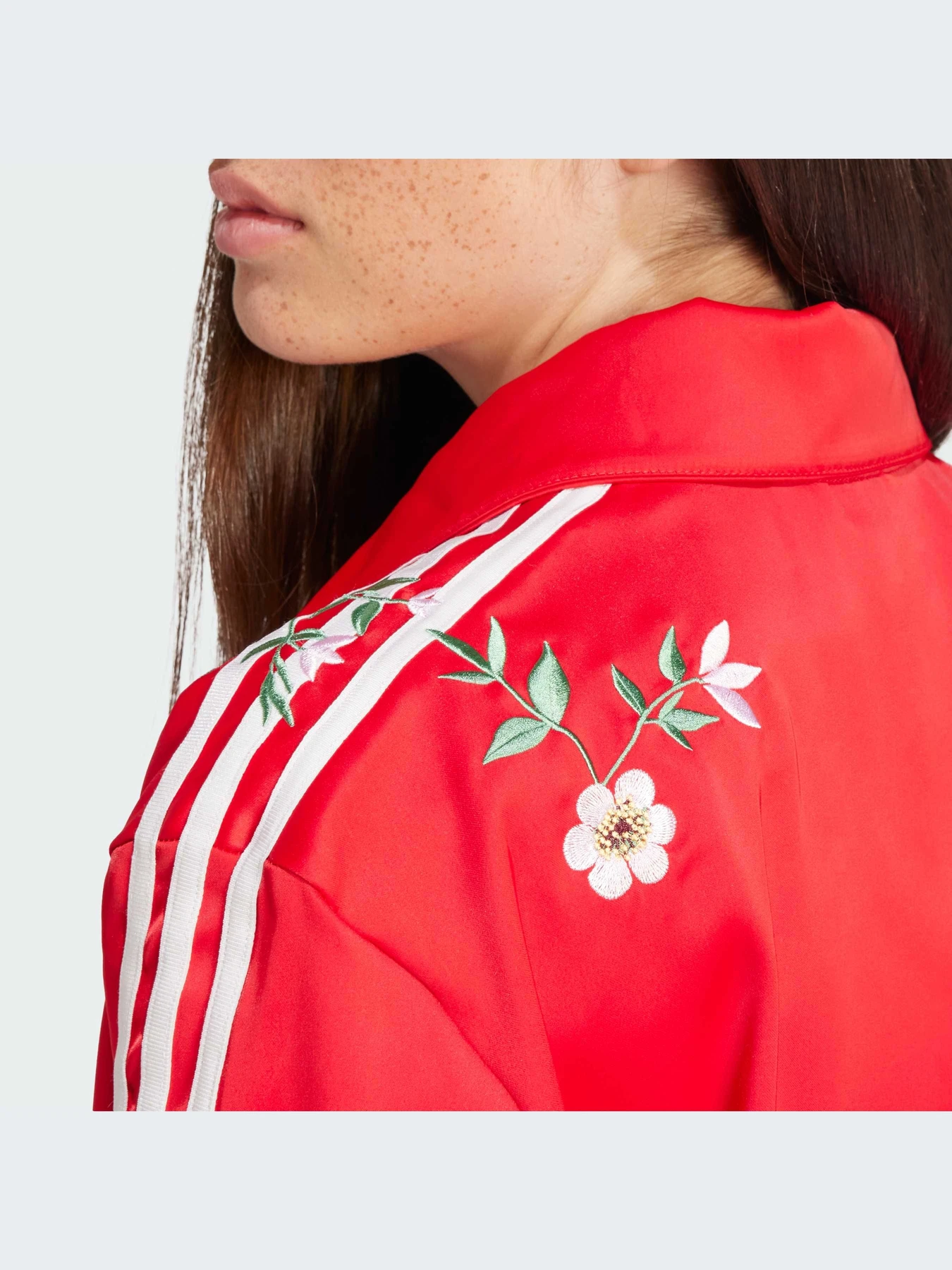 Худи и свитшоты Adidas Graphics модель IS2429-KZ Худи и свитшоты Adidas Graphics модель IS2429-KZ Фото