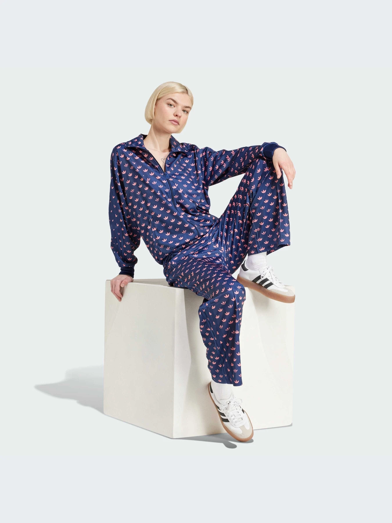 Брюки Adidas Graphics модель IY0326-KZ Брюки Adidas Graphics модель IY0326-KZ Фото