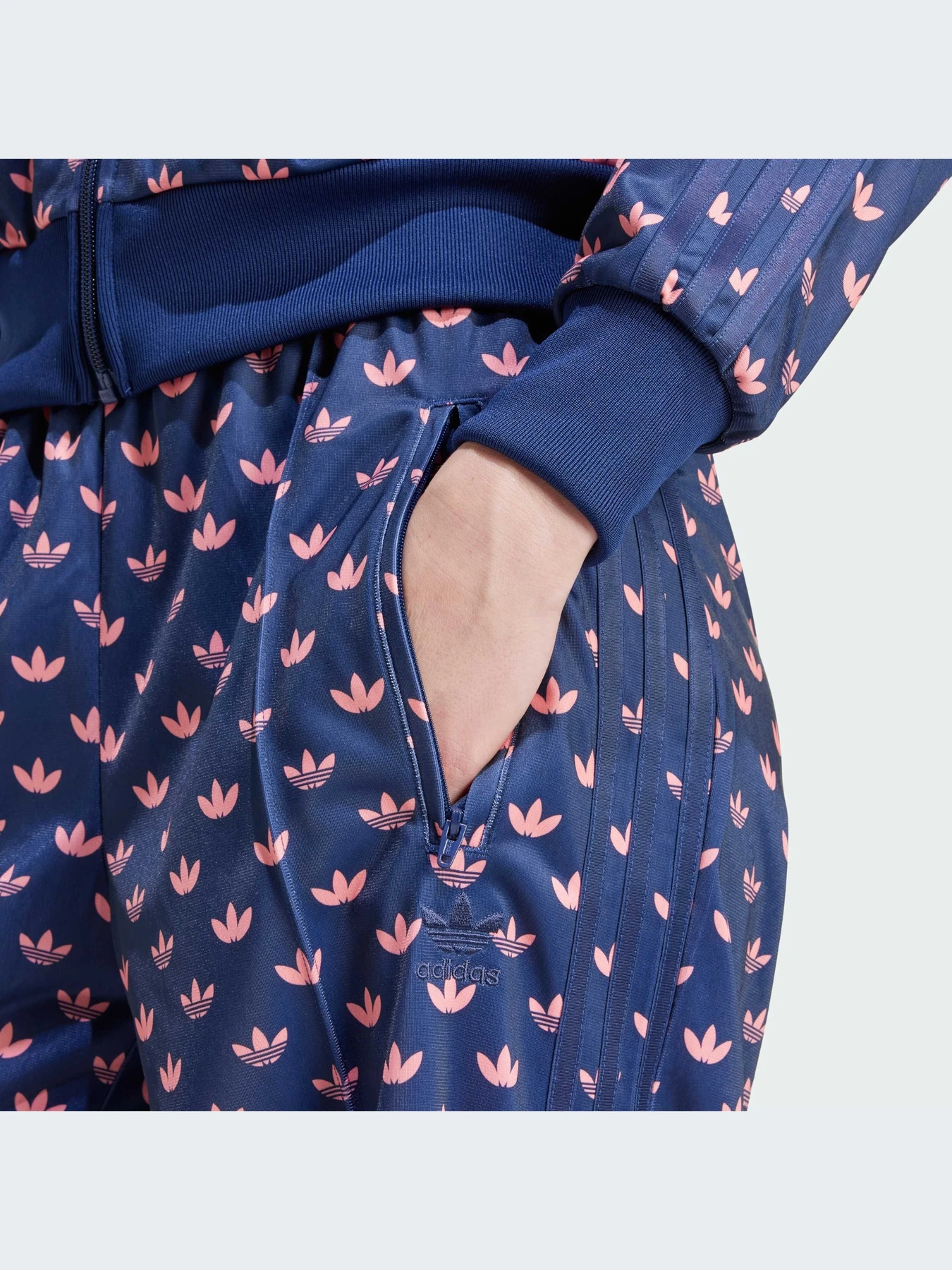 Брюки Adidas Graphics модель IY0326-KZ Брюки Adidas Graphics модель IY0326-KZ Фото