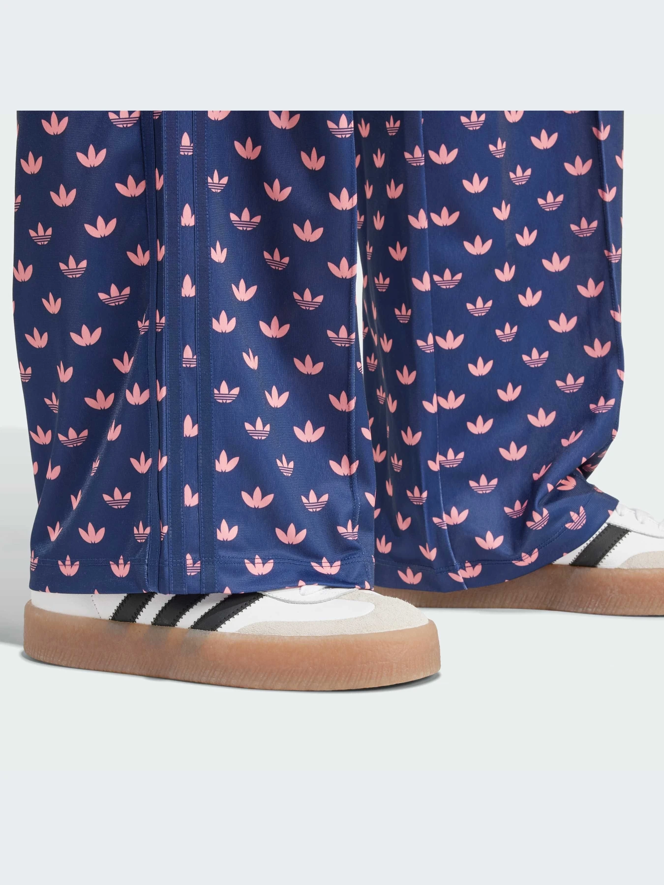 Брюки Adidas Graphics модель IY0326-KZ Брюки Adidas Graphics модель IY0326-KZ Фото