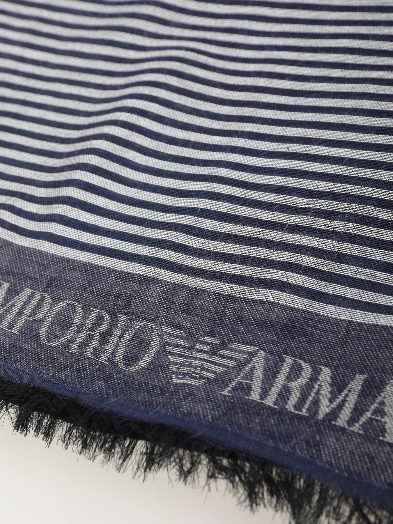 Шарфы и платки Emporio Armani модель EM002146-AF16236-FB010 Шарфы и платки Emporio Armani модель EM002146-AF16236-FB010 Фото