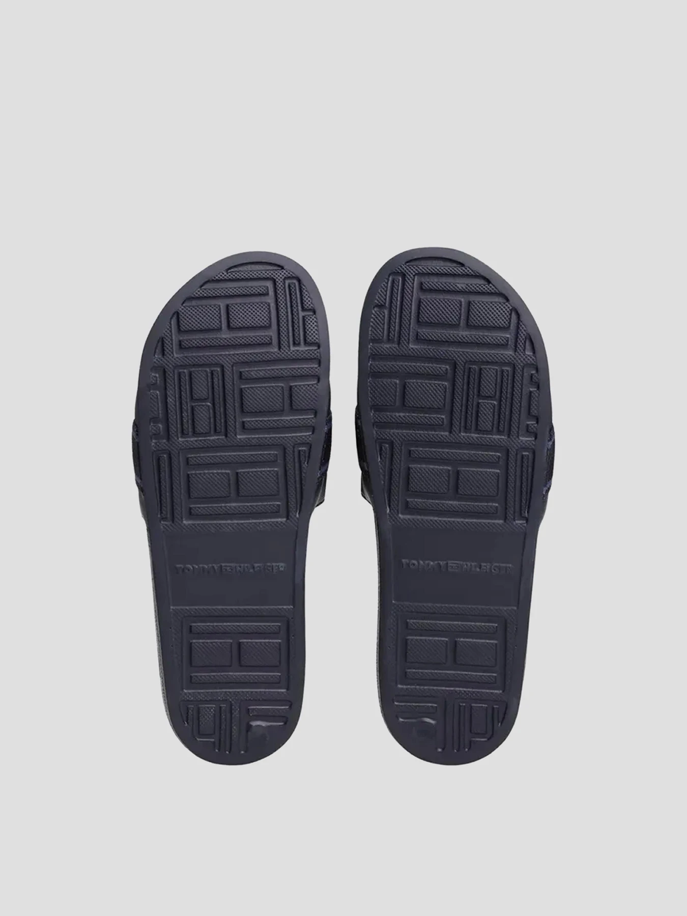 Шлёпанцы Tommy Hilfiger модель FW0FW08529-DW6 Шлёпанцы Tommy Hilfiger модель FW0FW08529-DW6 Фото