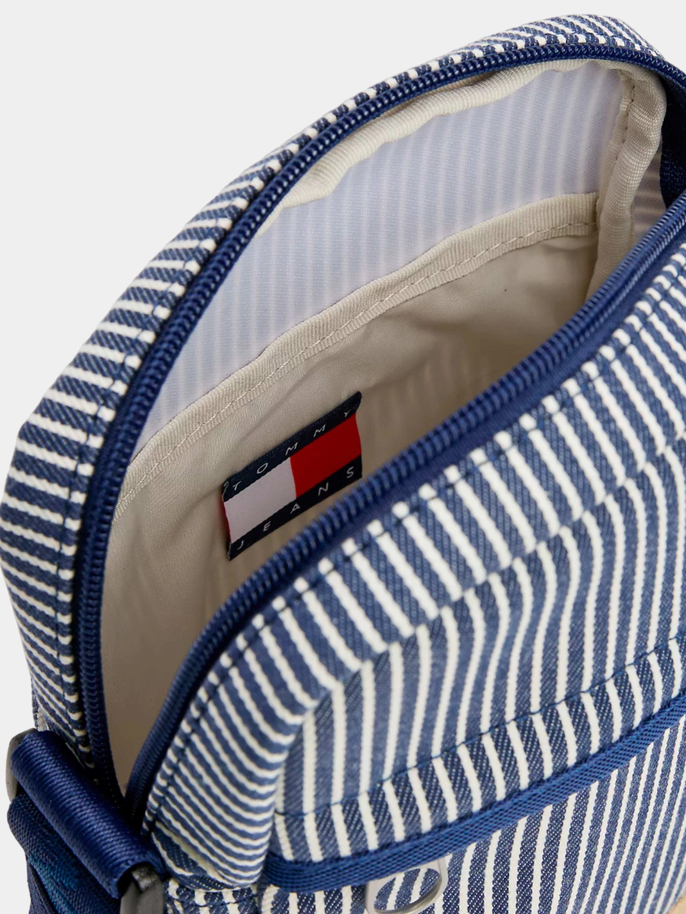 Сумки Tommy Hilfiger модель AM0AM13327-0LD Сумки Tommy Hilfiger модель AM0AM13327-0LD Фото