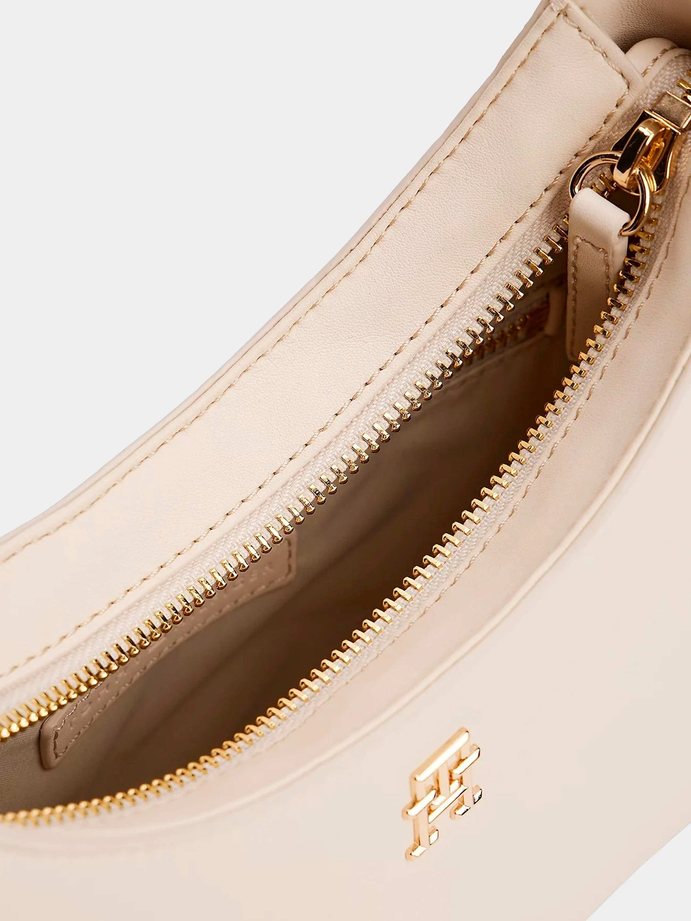 Сумки Tommy Hilfiger модель AW0AW17226-AA8 Сумки Tommy Hilfiger модель AW0AW17226-AA8 Фото