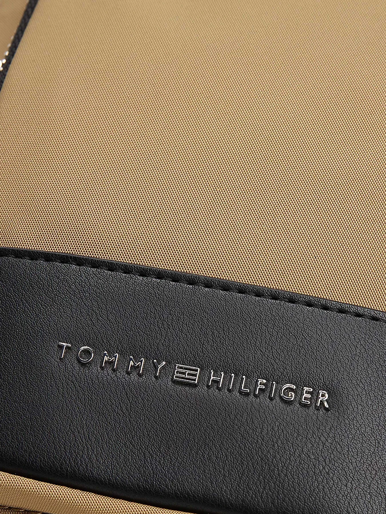 Сумки Tommy Hilfiger модель AM0AM13190-RBT Сумки Tommy Hilfiger модель AM0AM13190-RBT Фото